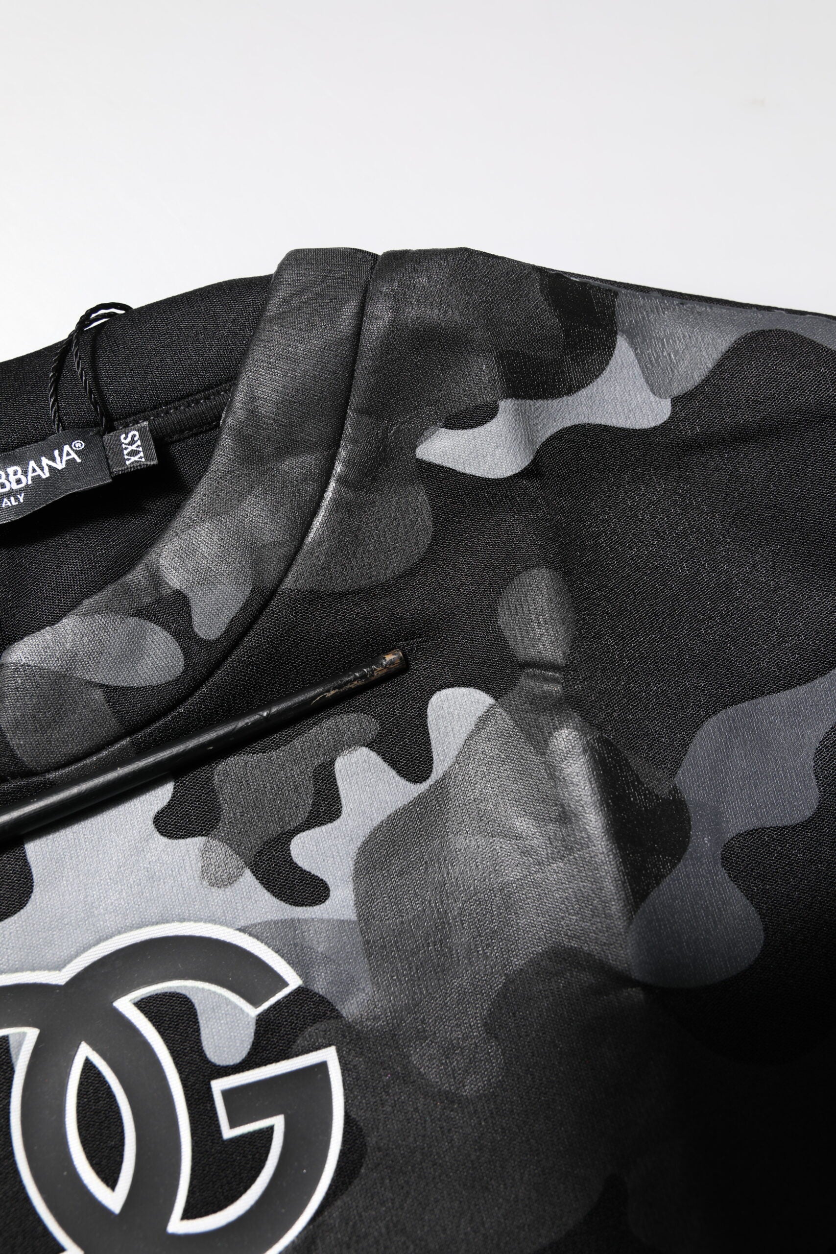 Sweat à capuche noir camouflage de Dolce & Gabbana, pull-over en molleton à manches longues et logo discret.