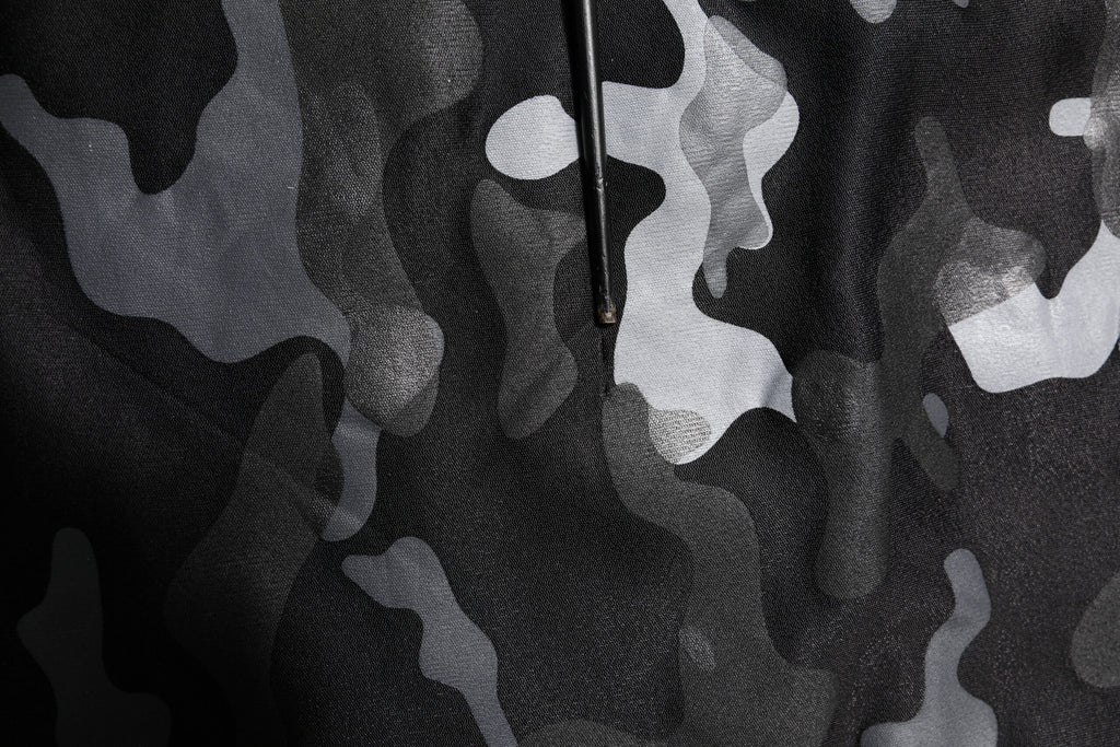 Sweat-shirt noir camouflage Dolce & Gabbana en coton avec col rond et manches longues, décontracté et tendance.