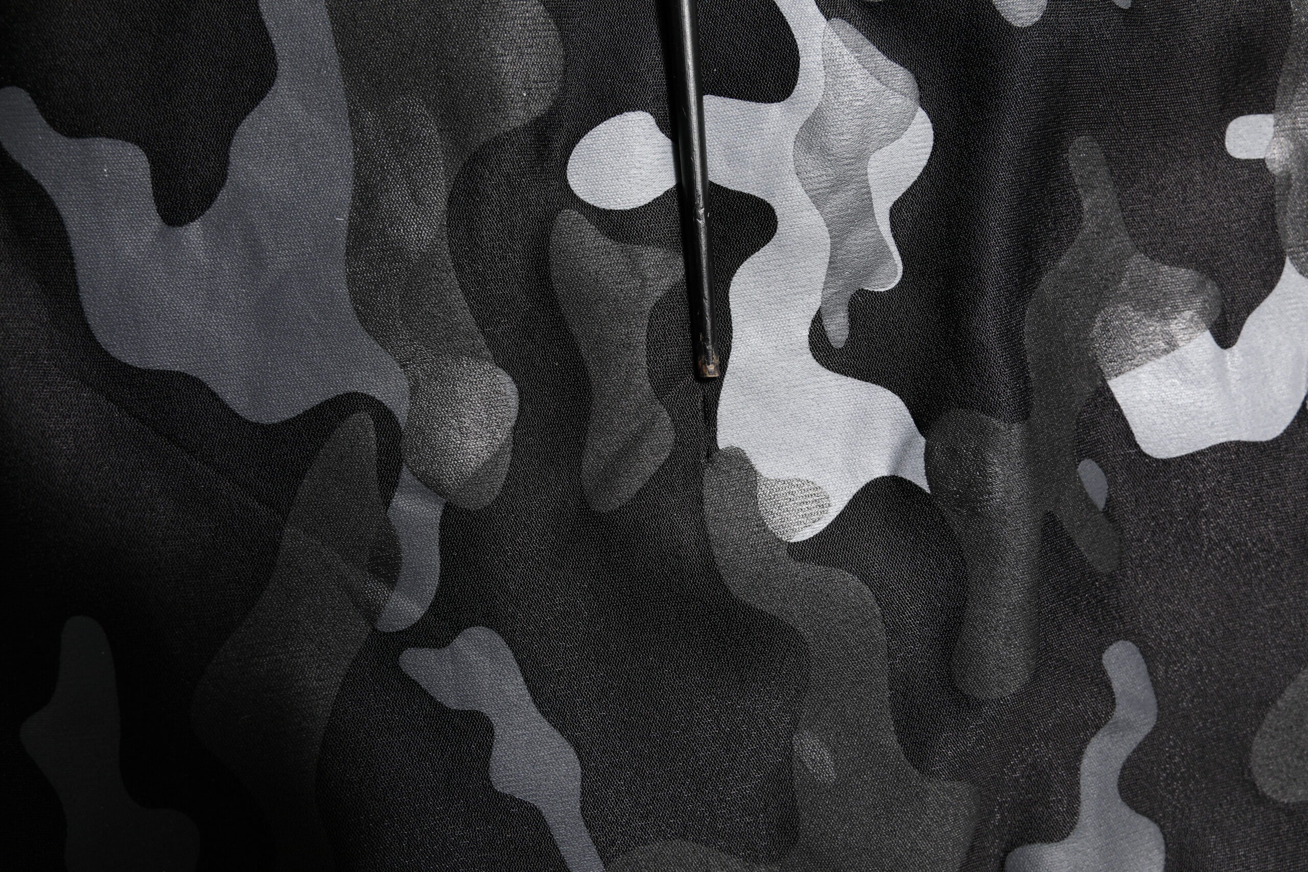 Sweat-shirt noir camouflage Dolce & Gabbana en coton avec col rond et manches longues, décontracté et tendance.