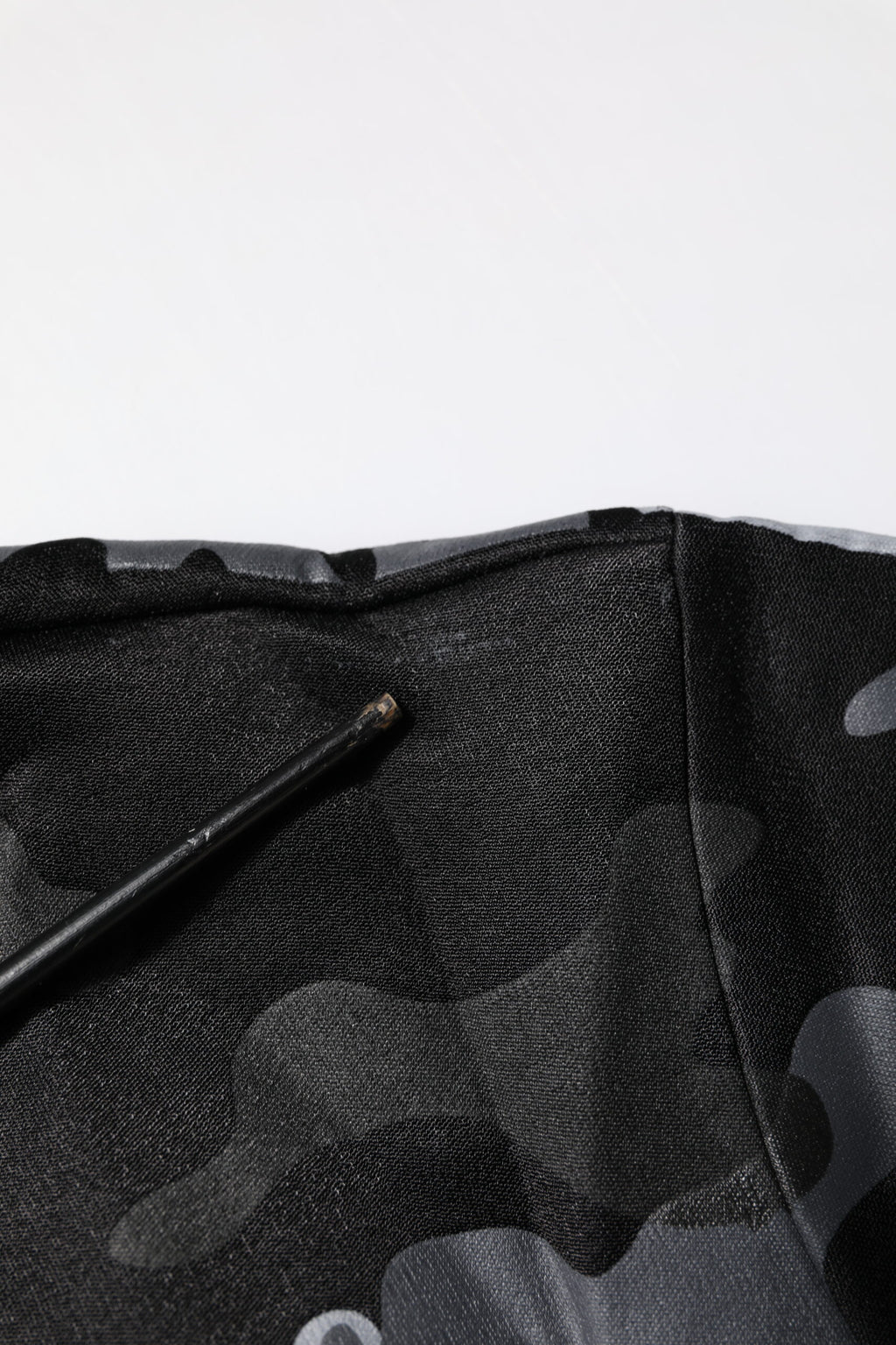Pull à capuche Dolce & Gabbana noir avec motif camouflage, sweat-shirt léger et confortable pour homme.