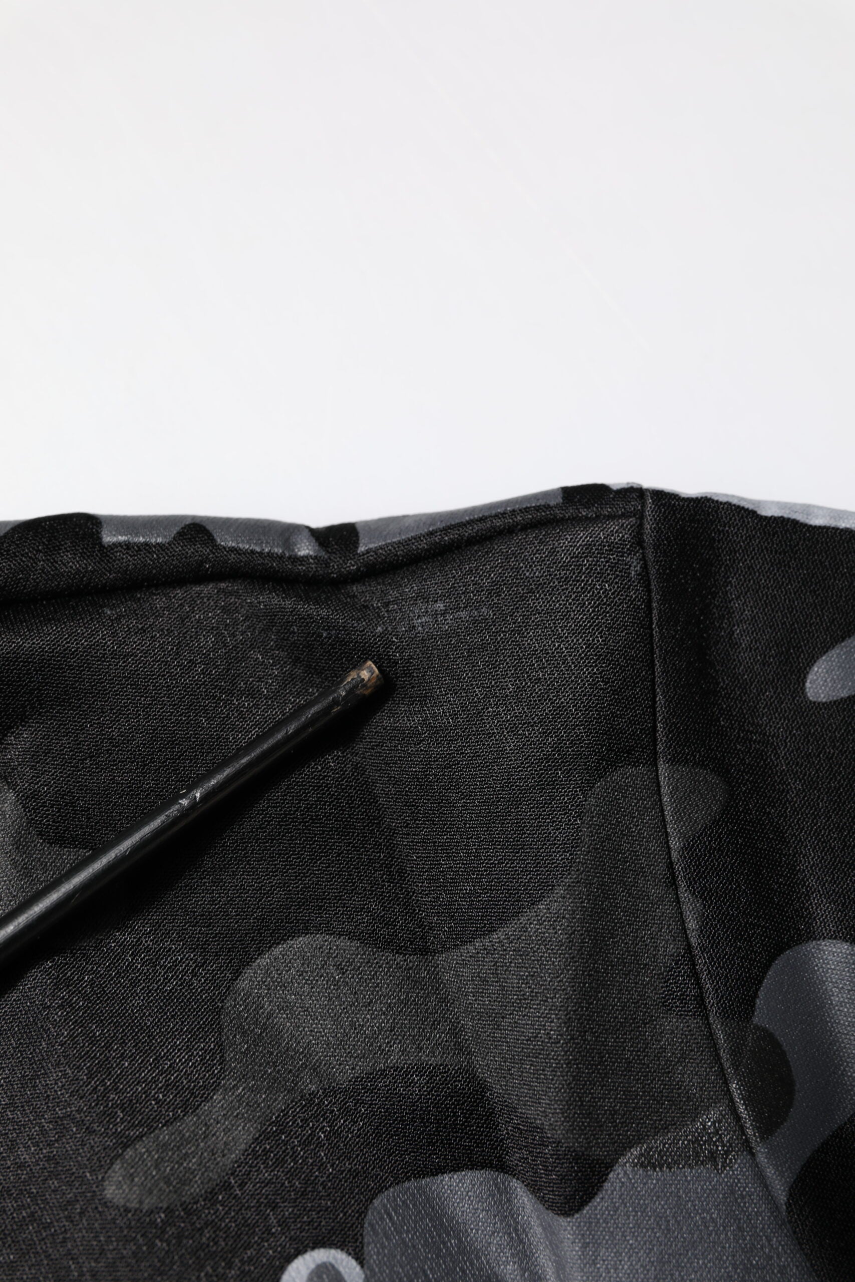 Pull à capuche Dolce & Gabbana noir avec motif camouflage, sweat-shirt léger et confortable pour homme.