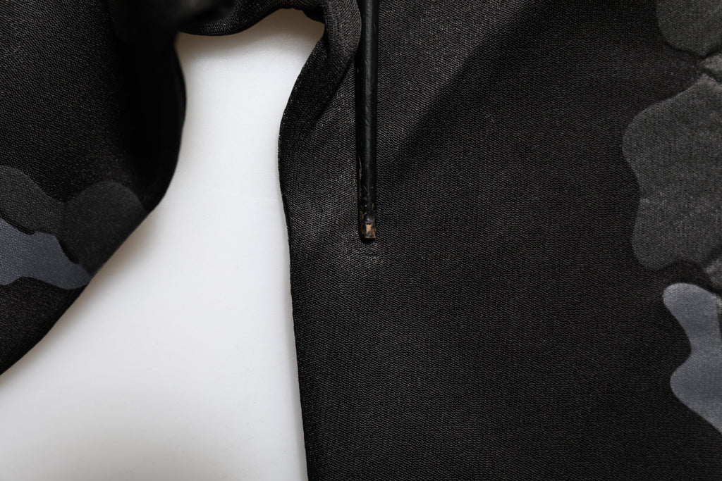 Sweatshirt Dolce & Gabbana en molleton noir avec motif camouflage, pull-over élégant et décontracté pour homme.
