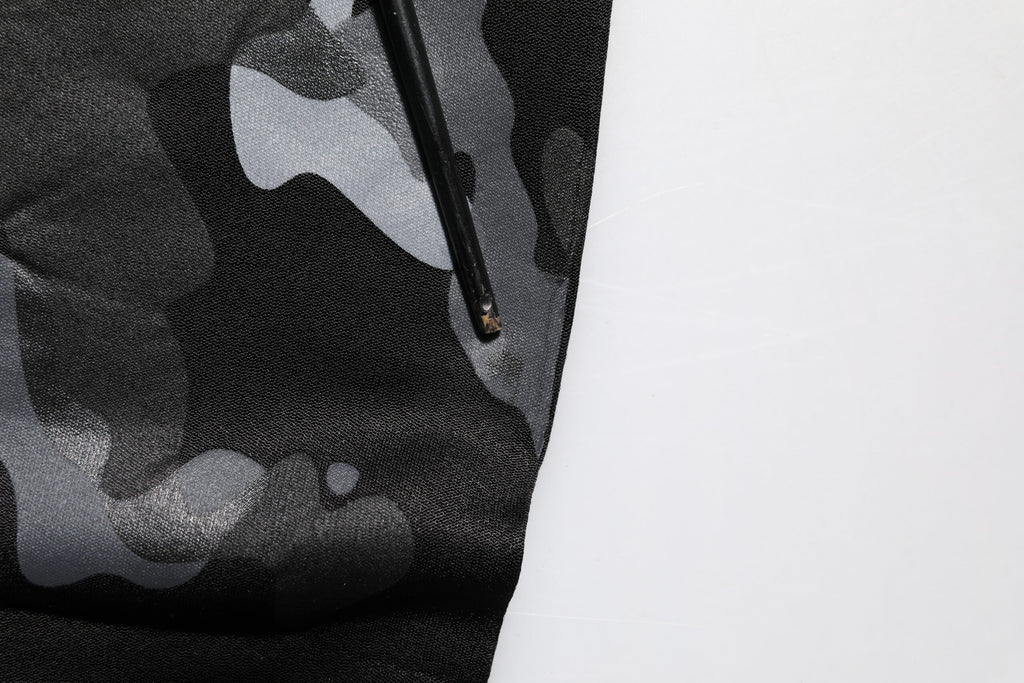 Pull à capuche Dolce & Gabbana en camouflage noir, sweat-shirt à manches longues et style décontracté.