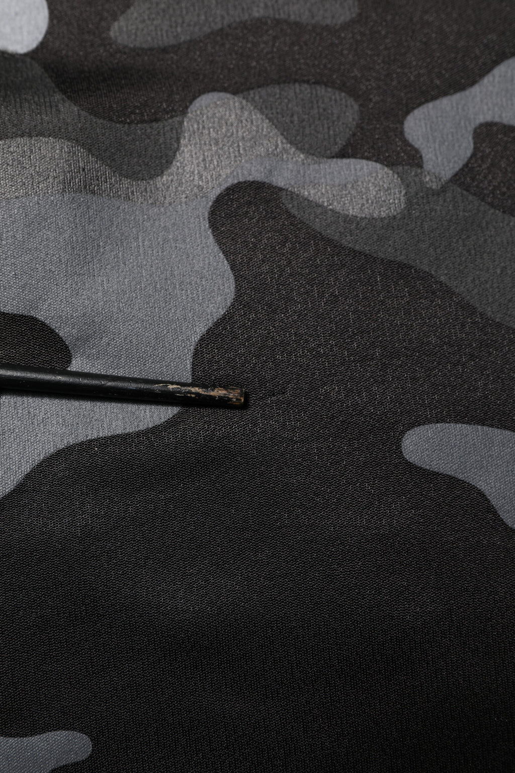 Pull à capuche Dolce & Gabbana en camo noir, sweat-shirt décontracté avec logo, tissu doux et style moderne.