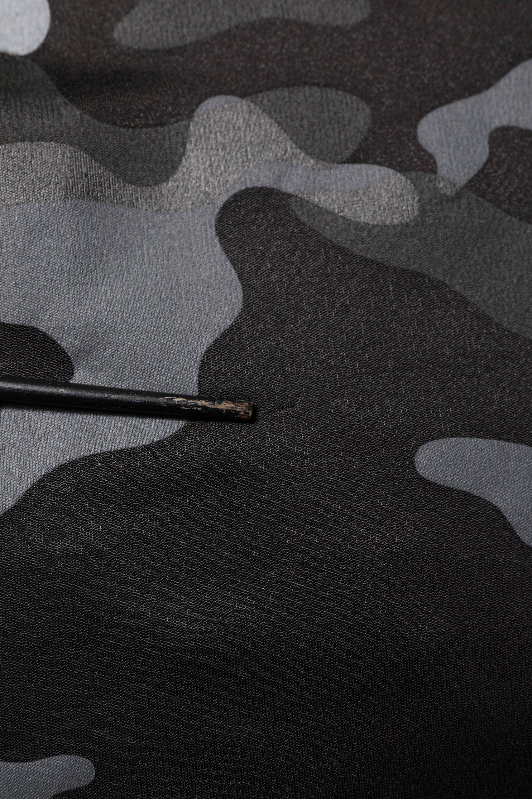 Pull à capuche Dolce & Gabbana en camo noir, sweat-shirt décontracté avec logo, tissu doux et style moderne.
