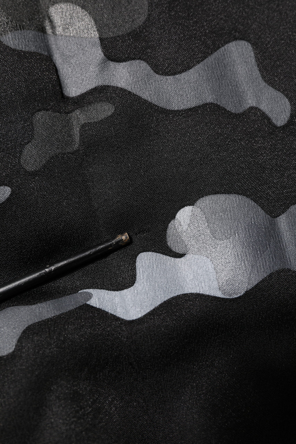 Sweatshirt Dolce & Gabbana en camouflage noir, pull à manches longues et col rond, style décontracté et tendance.