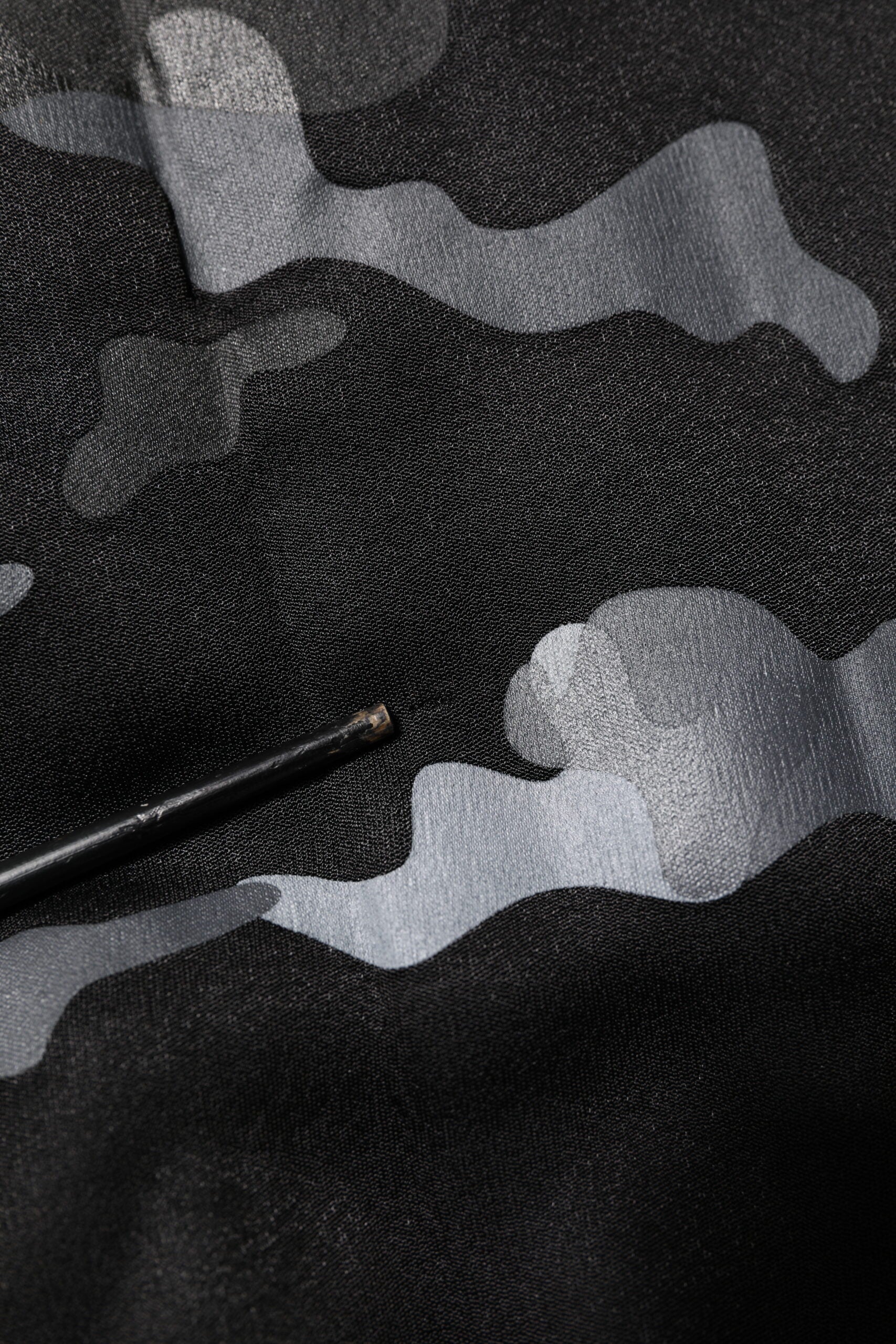 Sweatshirt Dolce & Gabbana en camouflage noir, pull à manches longues et col rond, style décontracté et tendance.