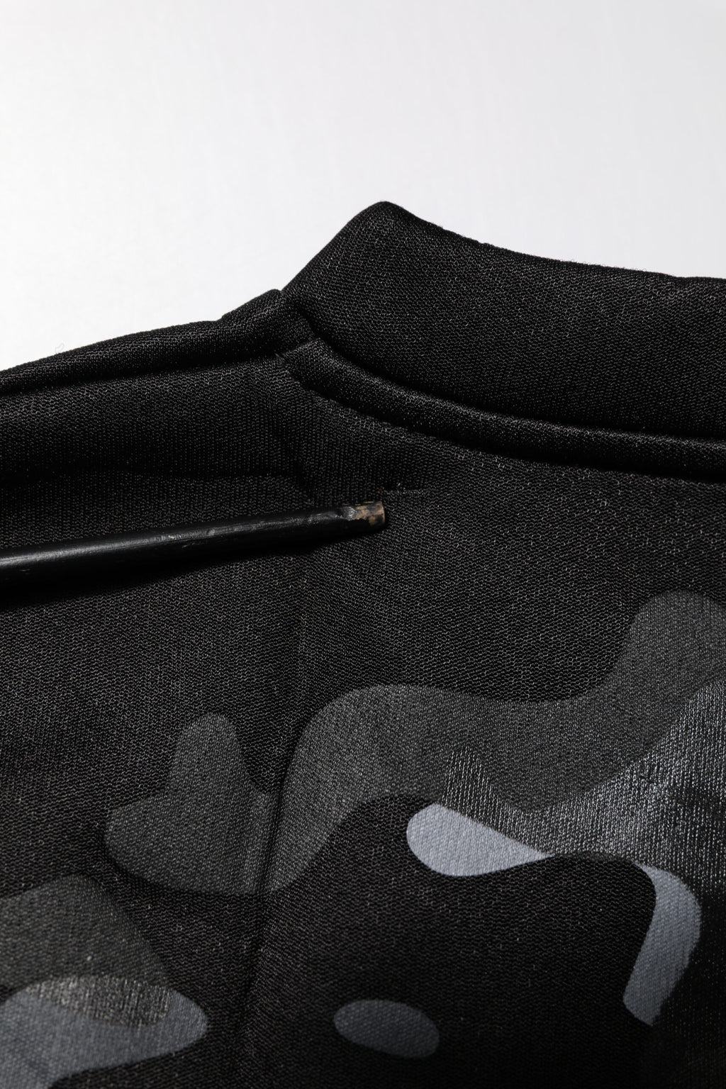 Sweat-shirt Dolce & Gabbana à motif camouflage noir, pull-over en coton avec col rond, style décontracté et tendance.
