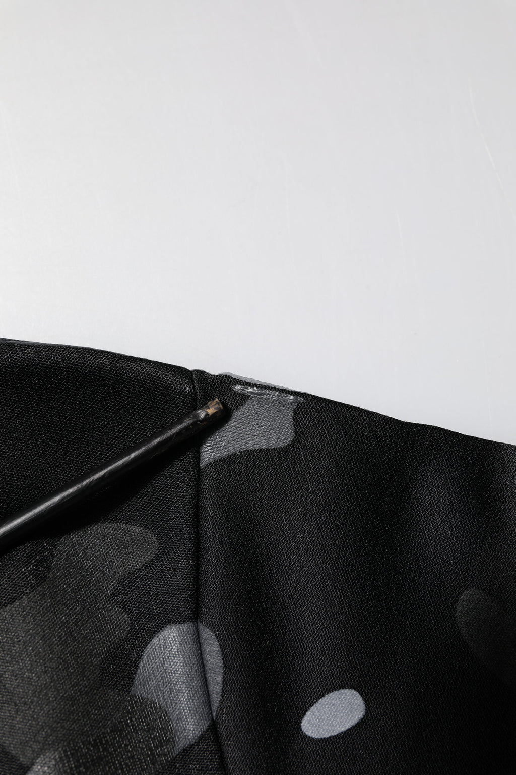 Pull à capuche Dolce & Gabbana en camouflage noir, sweat-shirt confortable avec logo de marque visible.