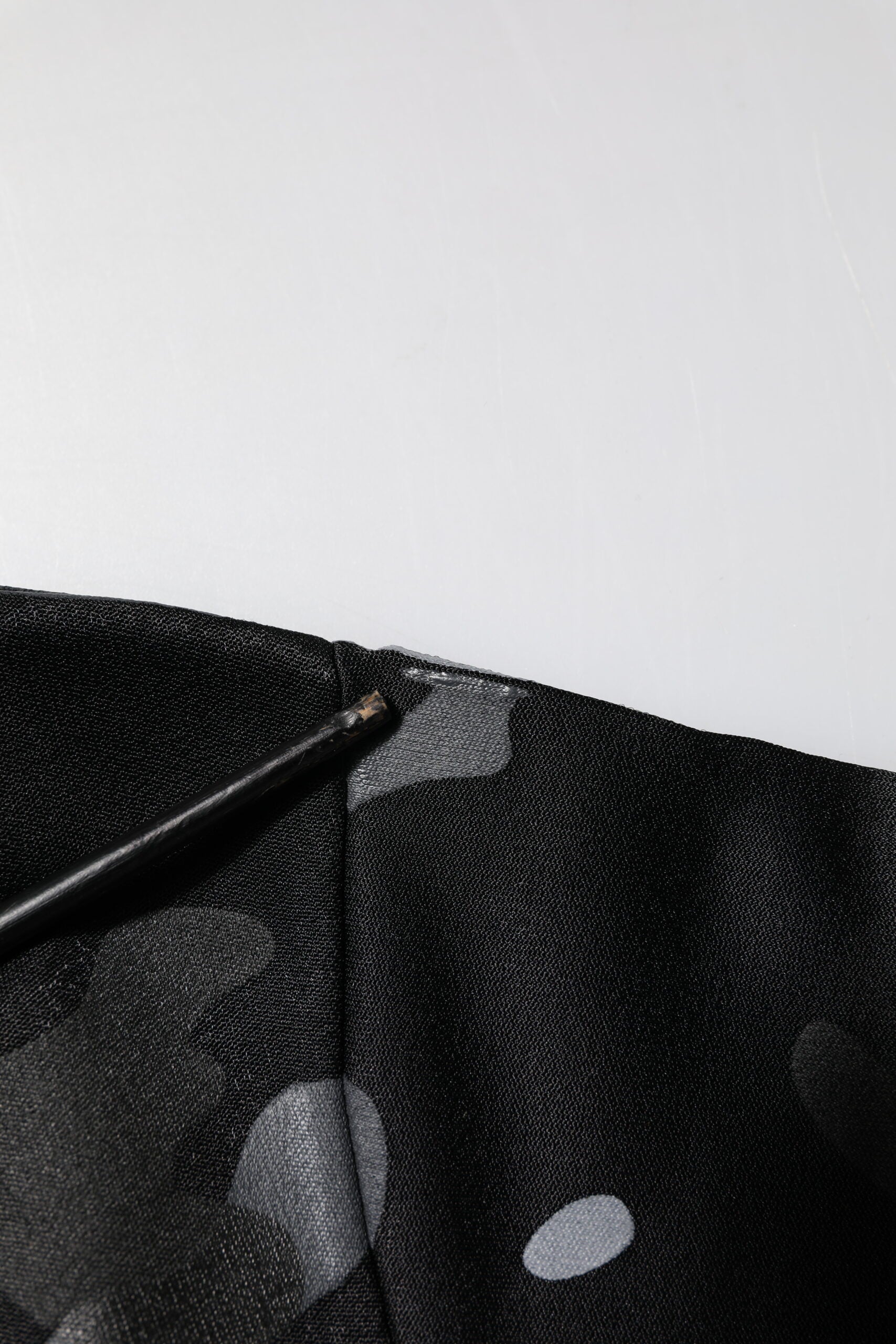 Pull à capuche Dolce & Gabbana en camouflage noir, sweat-shirt confortable avec logo de marque visible.