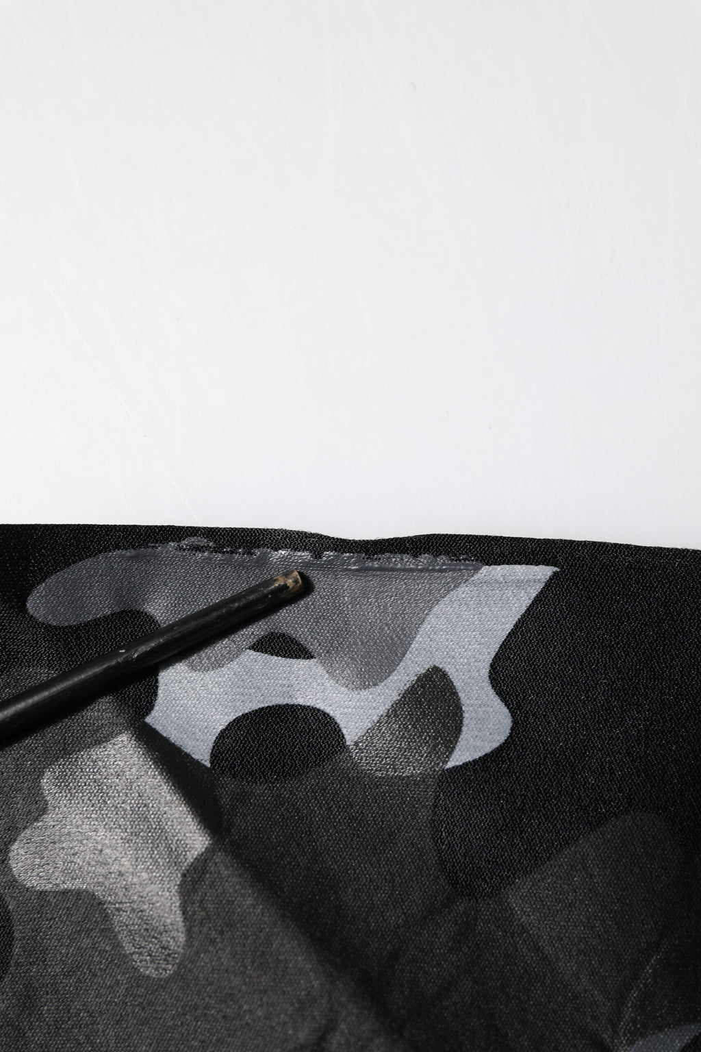 Pull à capuche Dolce & Gabbana en camouflage noir, sweat-shirt en molleton avec logo de la marque visible.