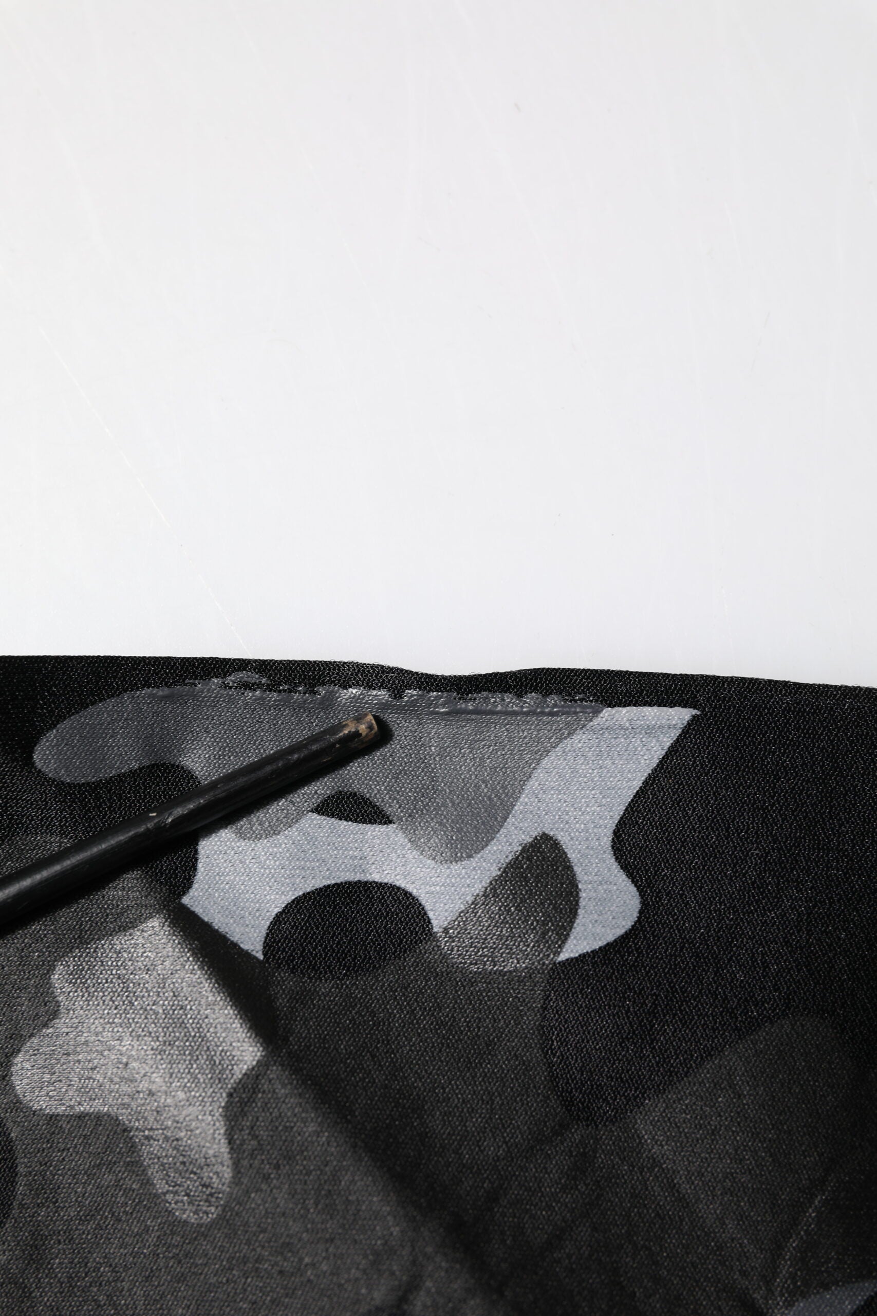 Pull à capuche Dolce & Gabbana en camouflage noir, sweat-shirt en molleton avec logo de la marque visible.