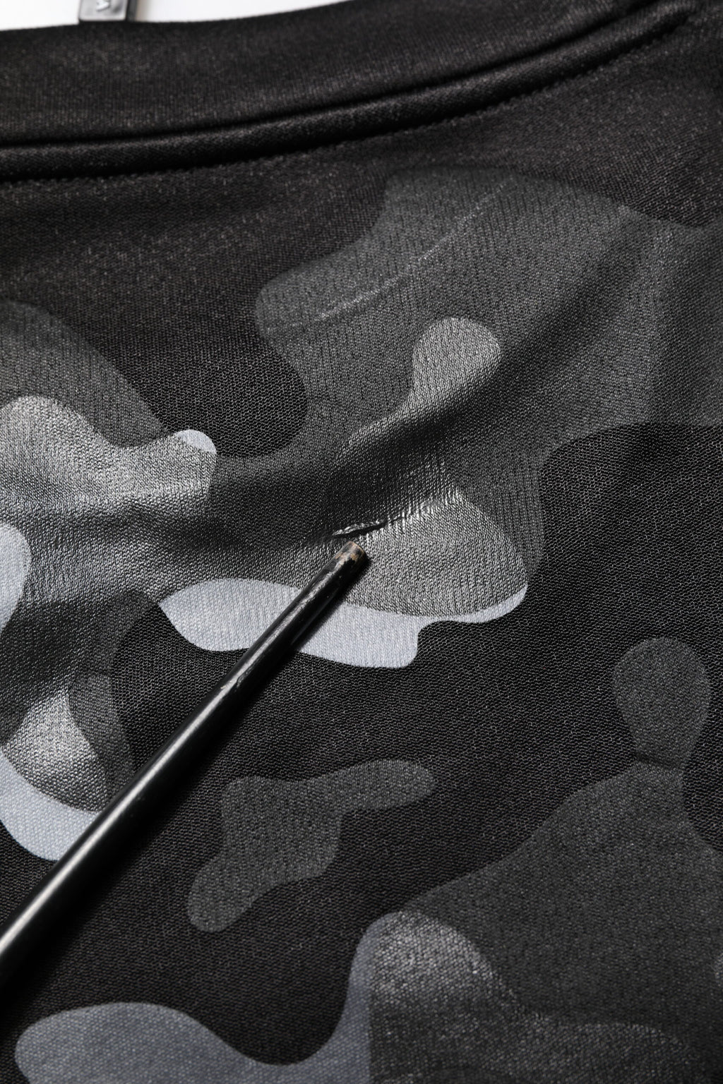 Sweat-shirt Dolce & Gabbana noir avec motif camouflage, pull-over en laine avec capuche et manches longues.