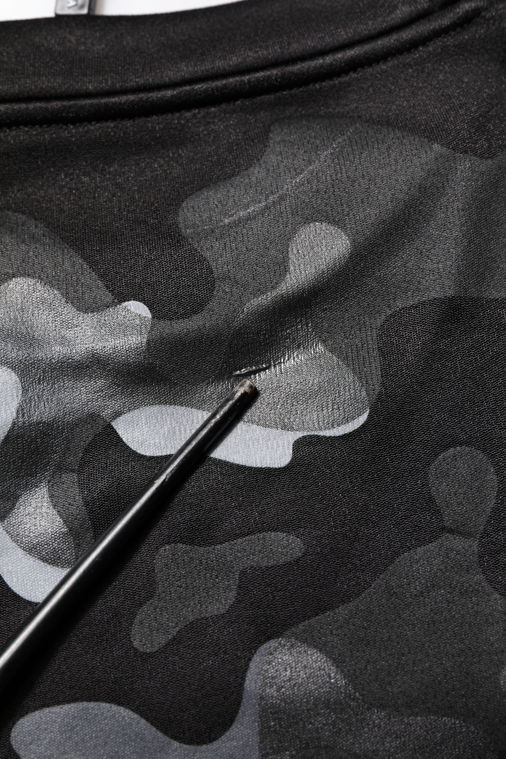 Sweat-shirt Dolce & Gabbana noir avec motif camouflage, pull-over en laine avec capuche et manches longues.
