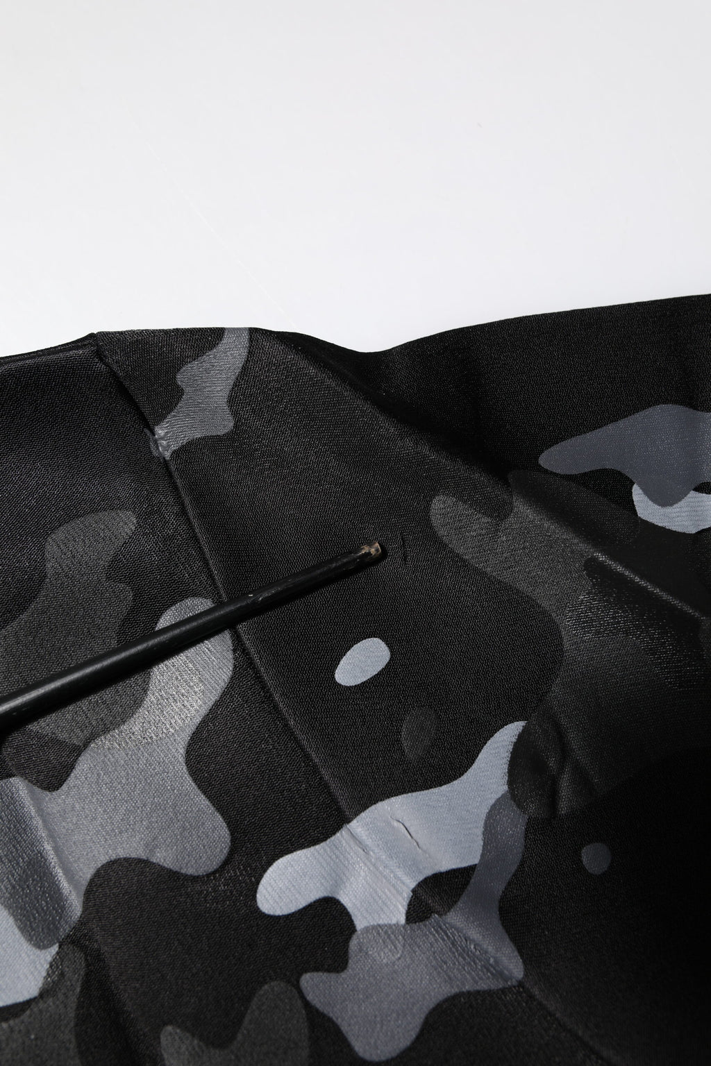Pull à capuche Dolce & Gabbana en camouflage noir, sweat-shirt confortable avec logo de la marque visible.