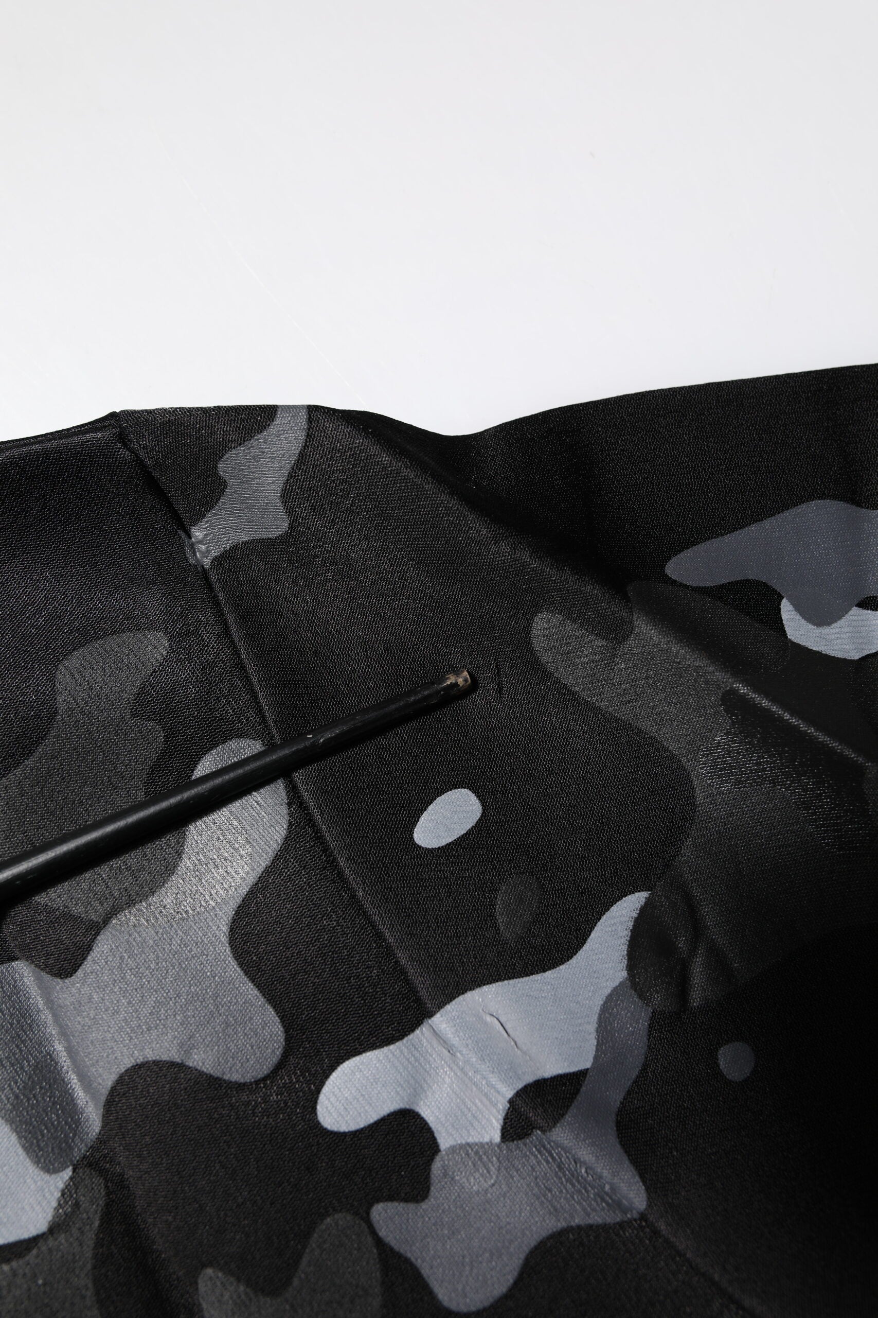 Pull à capuche Dolce & Gabbana en camouflage noir, sweat-shirt confortable avec logo de la marque visible.