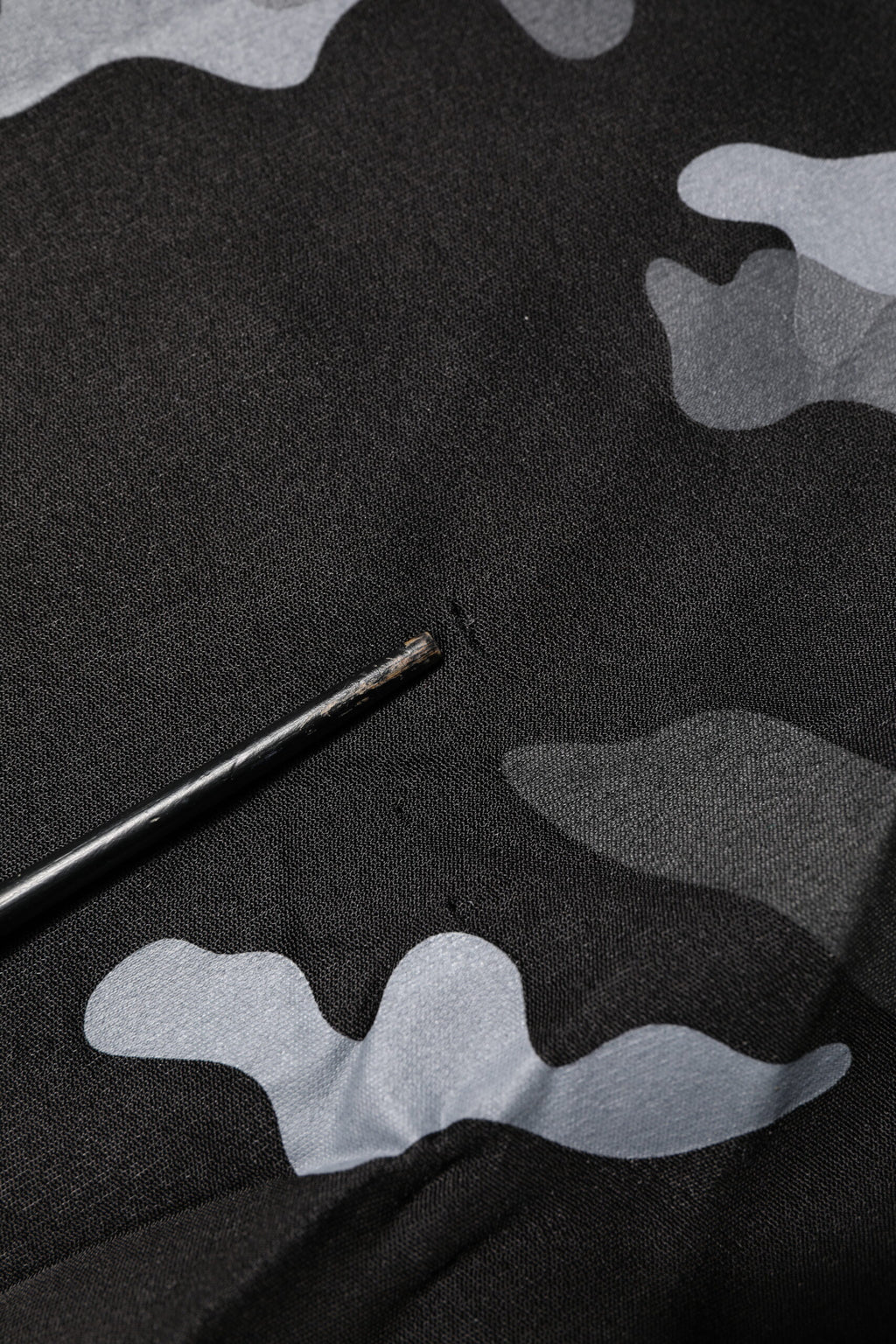 Pull à capuche Dolce & Gabbana en camouflage noir, sweat-shirt confortable avec logo de luxe, idéal pour un style décontracté.