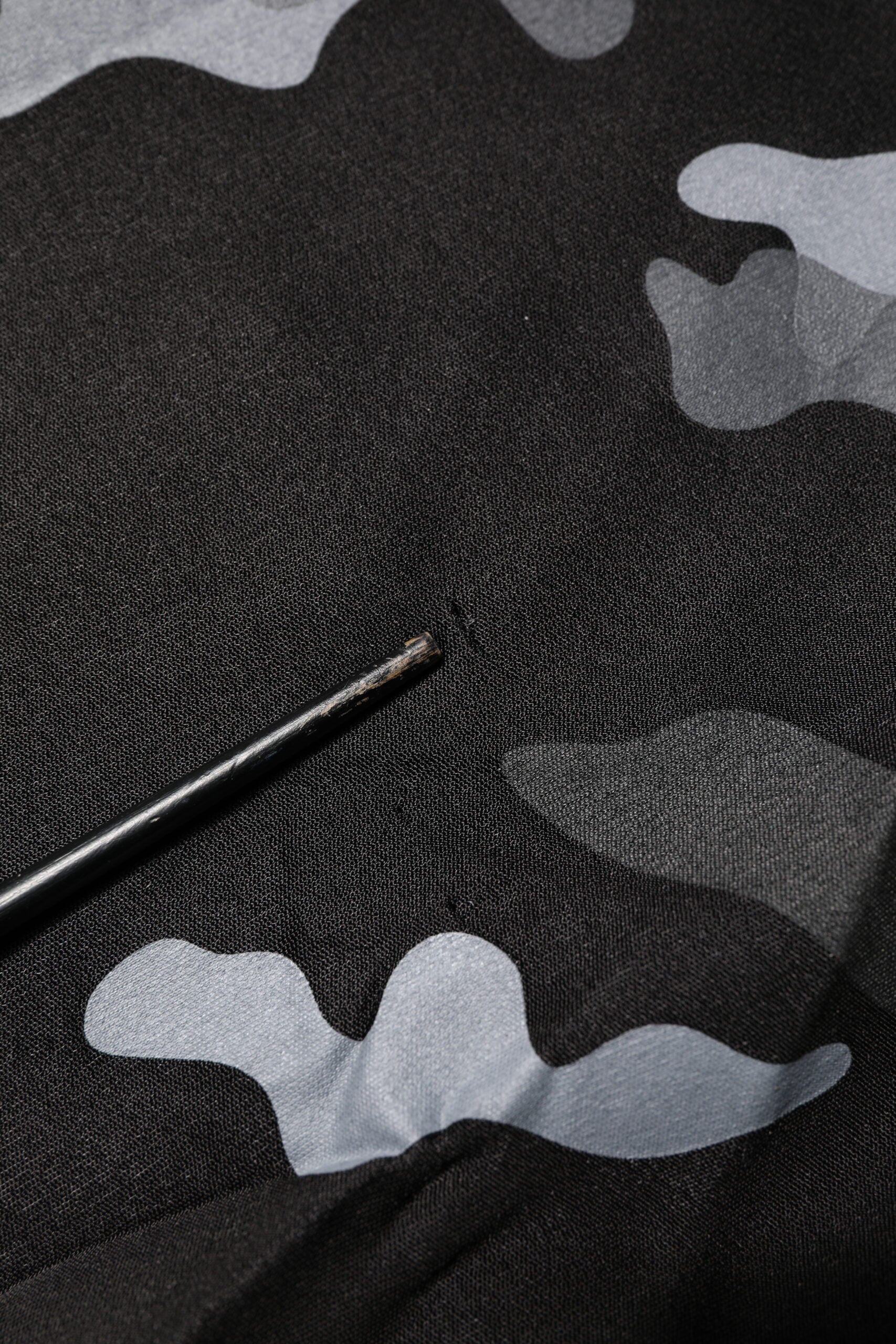 Pull à capuche Dolce & Gabbana en camouflage noir, sweat-shirt confortable avec logo de luxe, idéal pour un style décontracté.