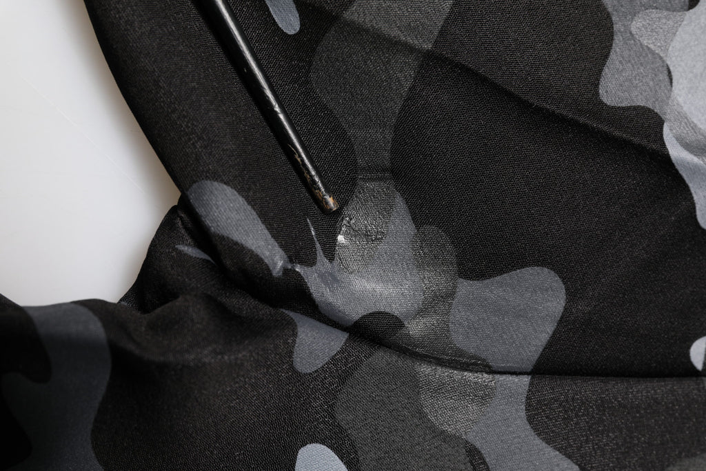 Pull à capuche Dolce & Gabbana noir avec motif camouflage, sweat-shirt élégant en coton, détails modernes et confortables.