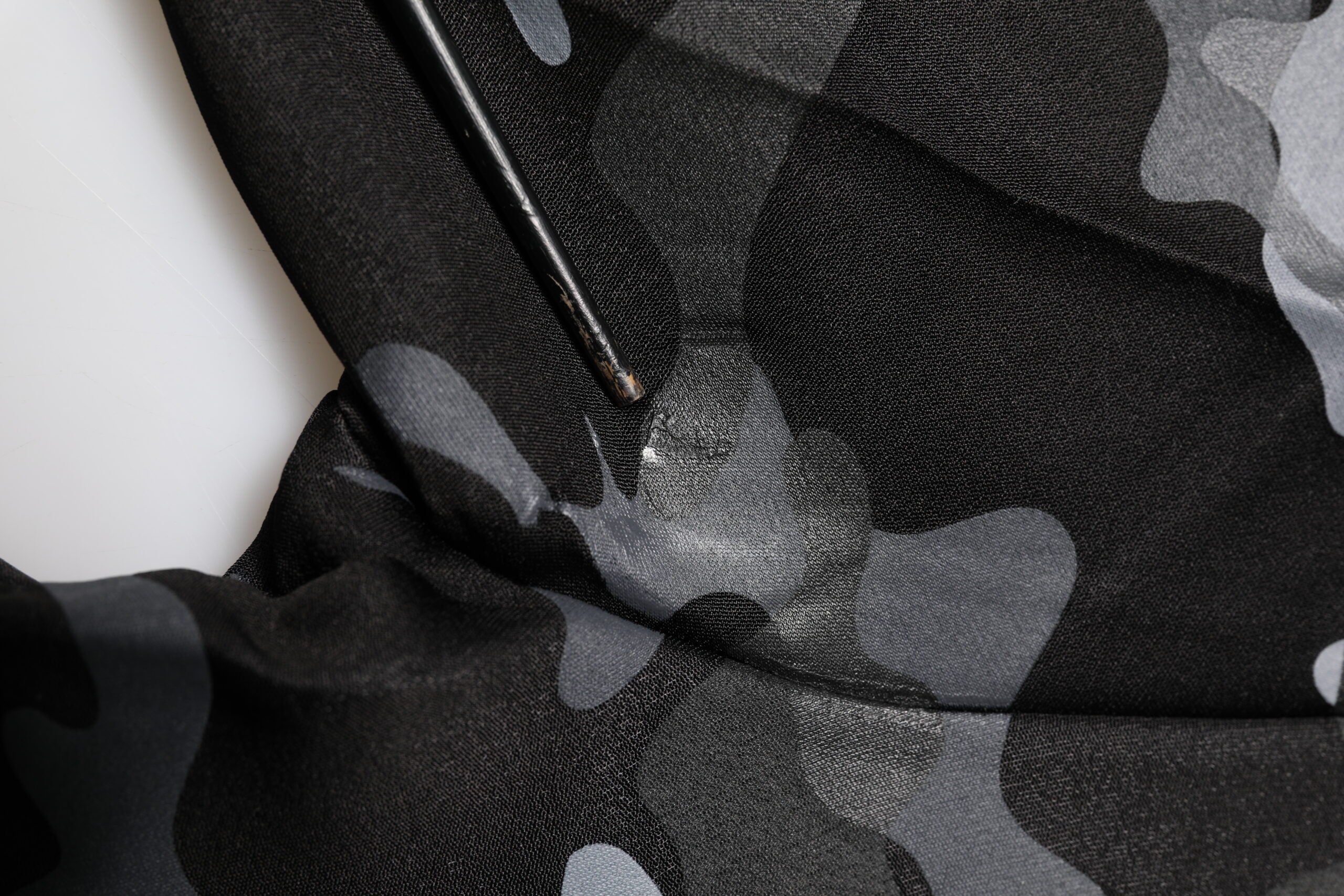Pull à capuche Dolce & Gabbana noir avec motif camouflage, sweat-shirt élégant en coton, détails modernes et confortables.
