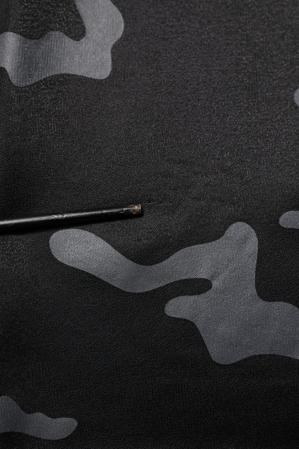Sweat-shirt noir à camouflage Dolce & Gabbana avec col rond et manches longues, style décontracté et tendance.