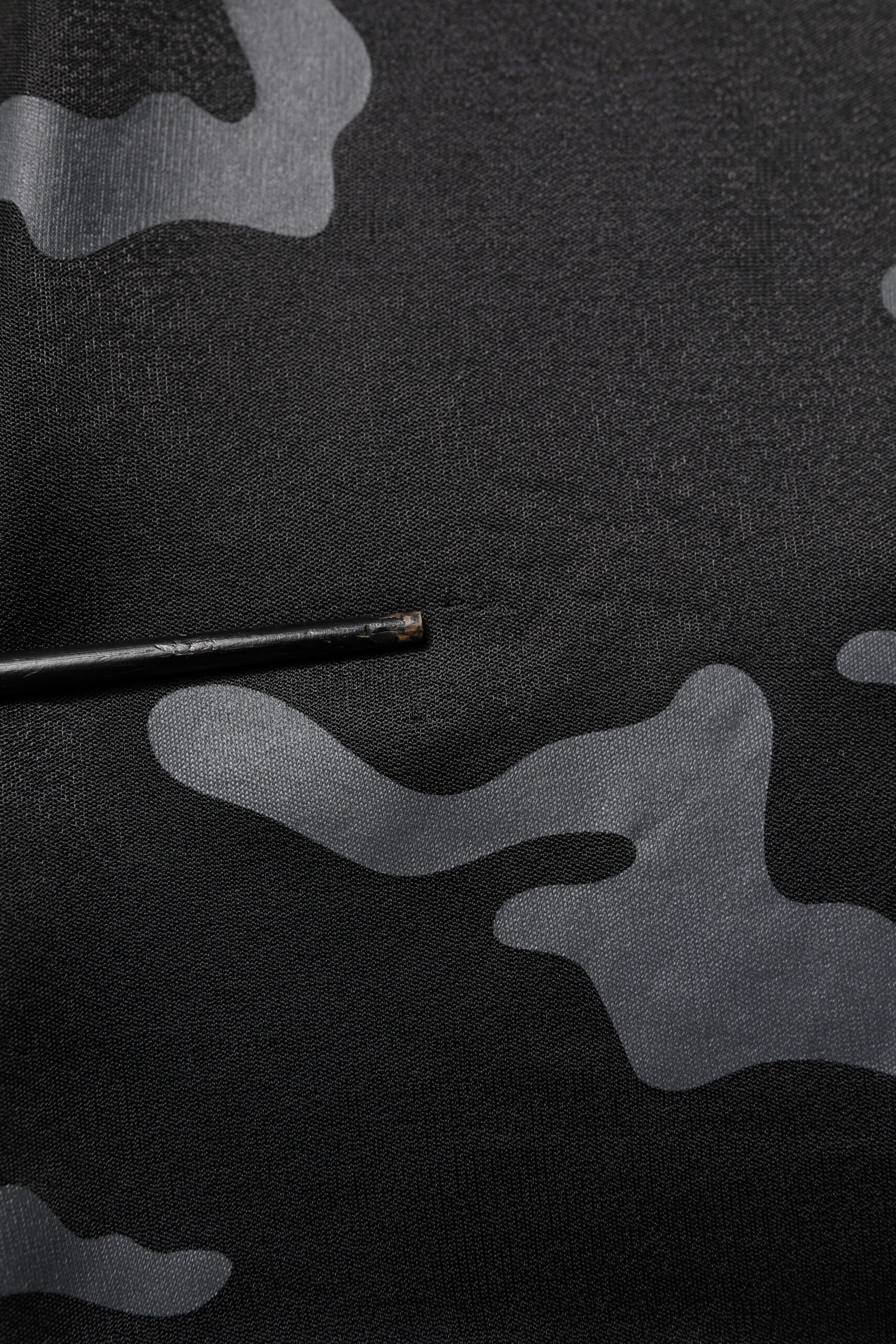 Sweat-shirt noir à camouflage Dolce & Gabbana avec col rond et manches longues, style décontracté et tendance.