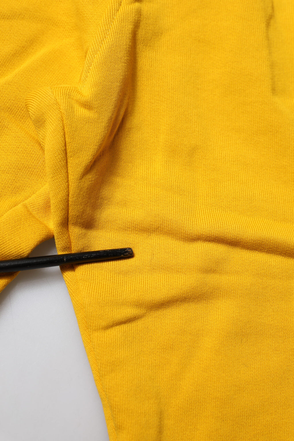 Pantalon jogger en coton jaune de Dolce & Gabbana, pantalon décontracté avec taille élastique et poches latérales.