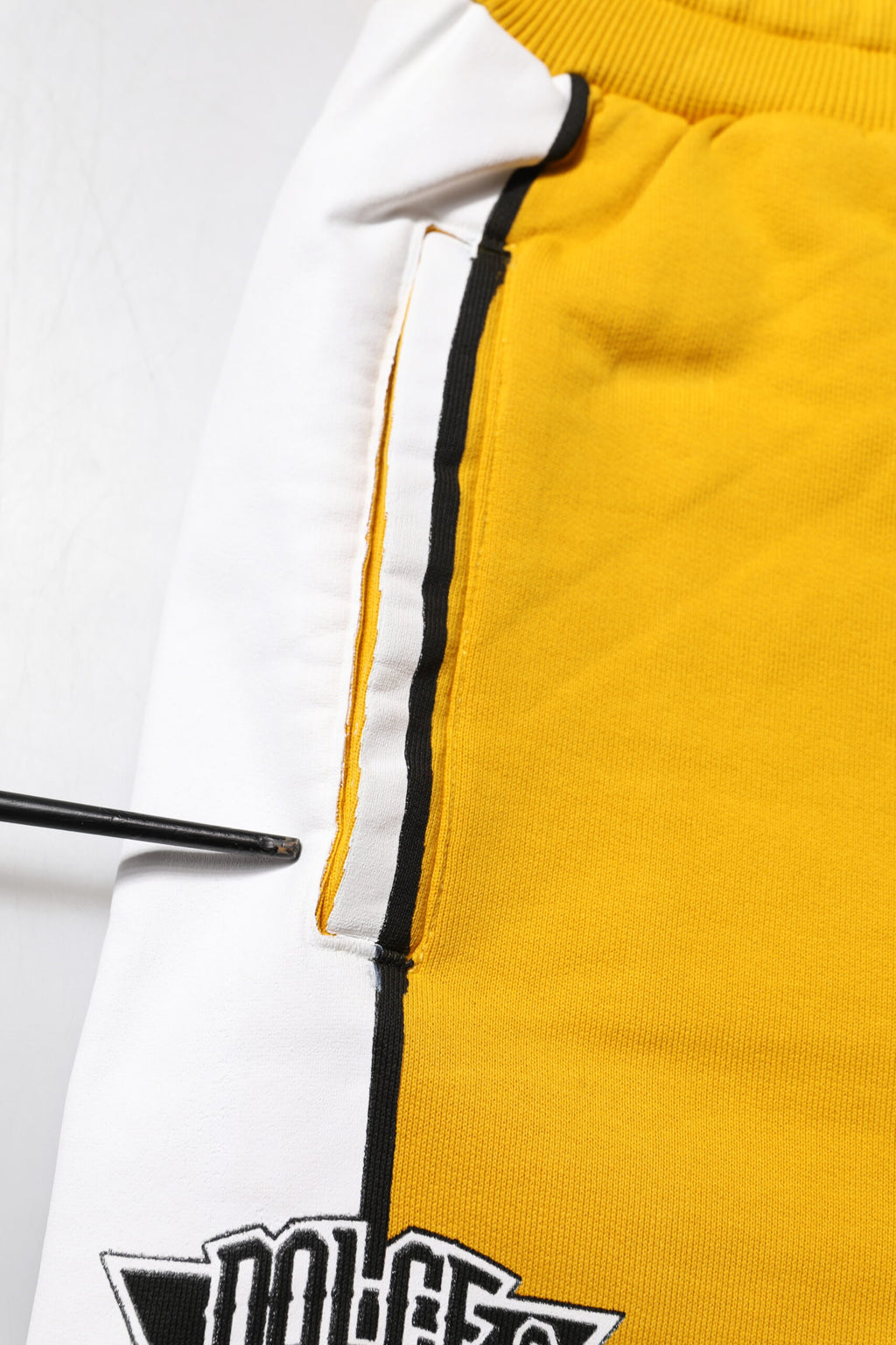 Pantalon jogger Dolce & Gabbana en coton jaune, style décontracté avec cordons à la taille et poches latérales.