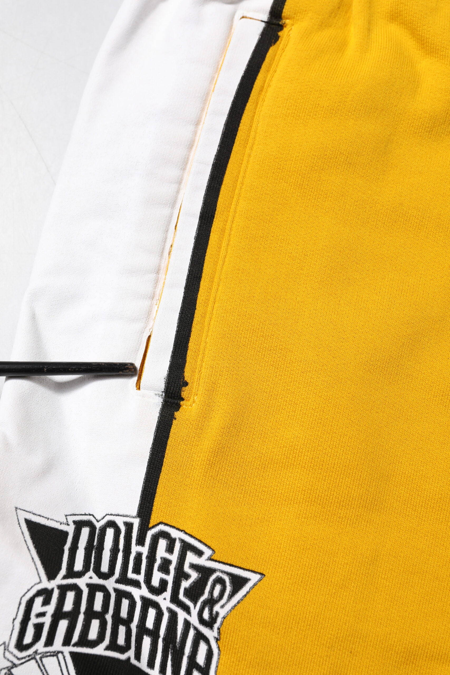 Pantalon de jogging en coton jaune de Dolce & Gabbana, style décontracté et confortable, avec coupe ajustée.