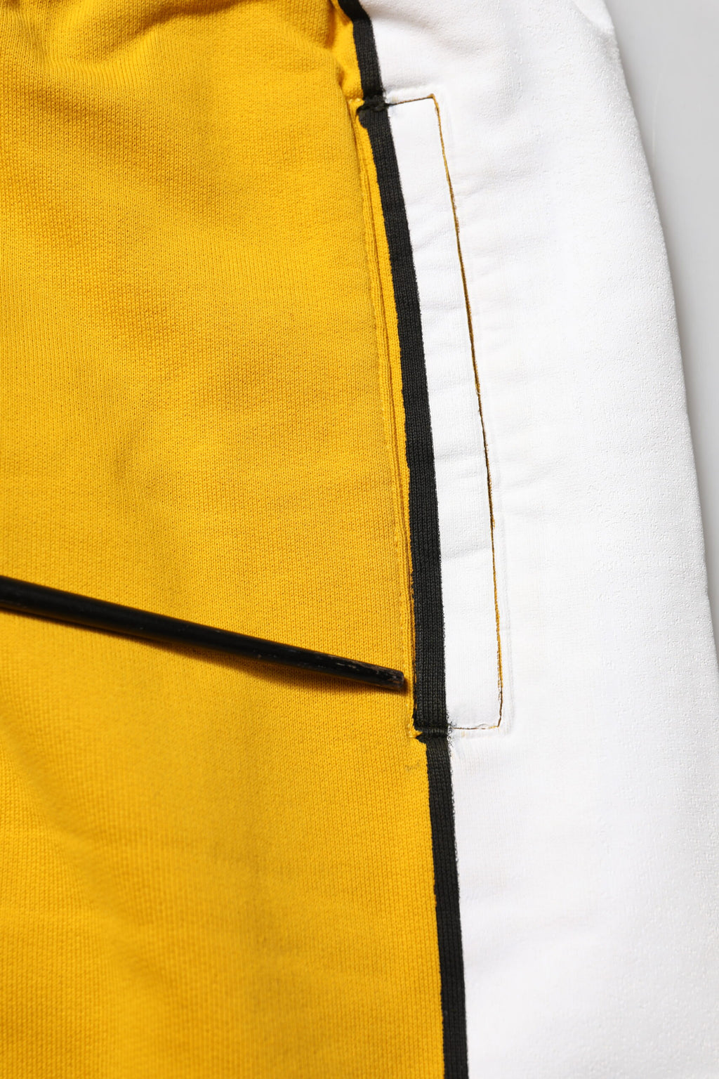 Pantalons jogger en coton jaune de Dolce & Gabbana, style décontracté avec élastiques à la taille et aux chevilles.