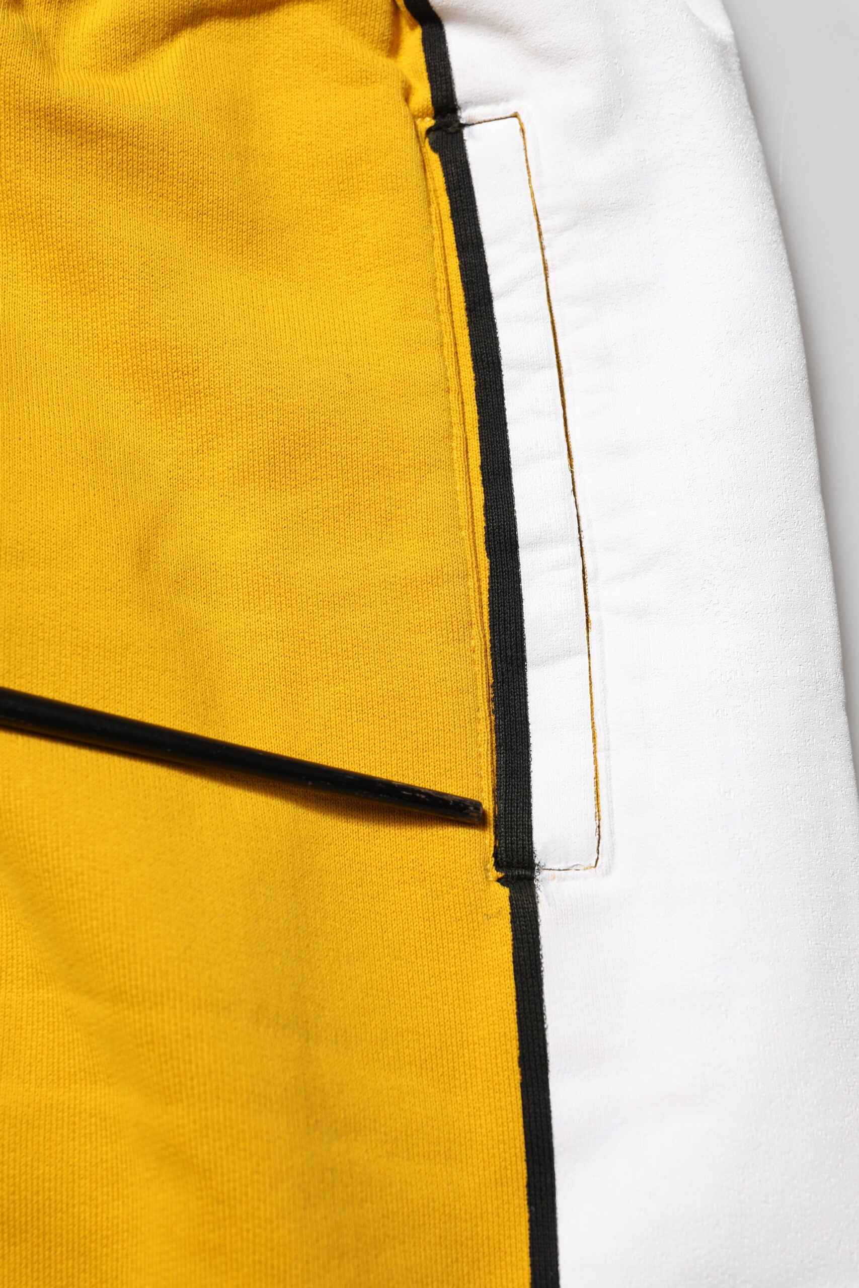 Pantalons jogger en coton jaune de Dolce & Gabbana, style décontracté avec élastiques à la taille et aux chevilles.