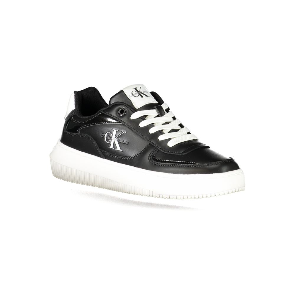 Sneakers noires en polyuréthane pour femmes de la marque Calvin Klein, vue de côté.