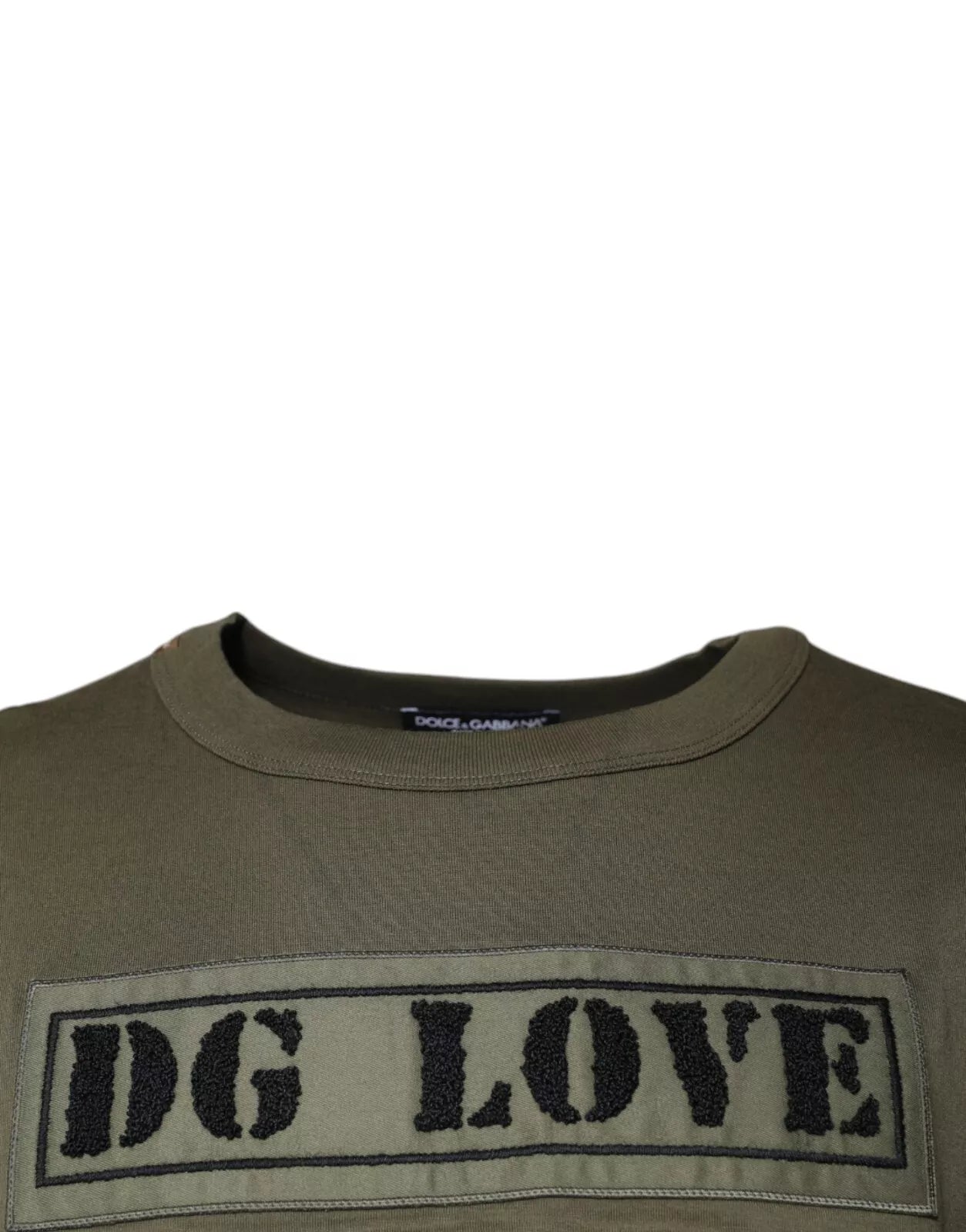 T-shirt coton vert armée Dolce & Gabbana DG Love avec col rond, vue en gros plan sur le devant du vêtement.