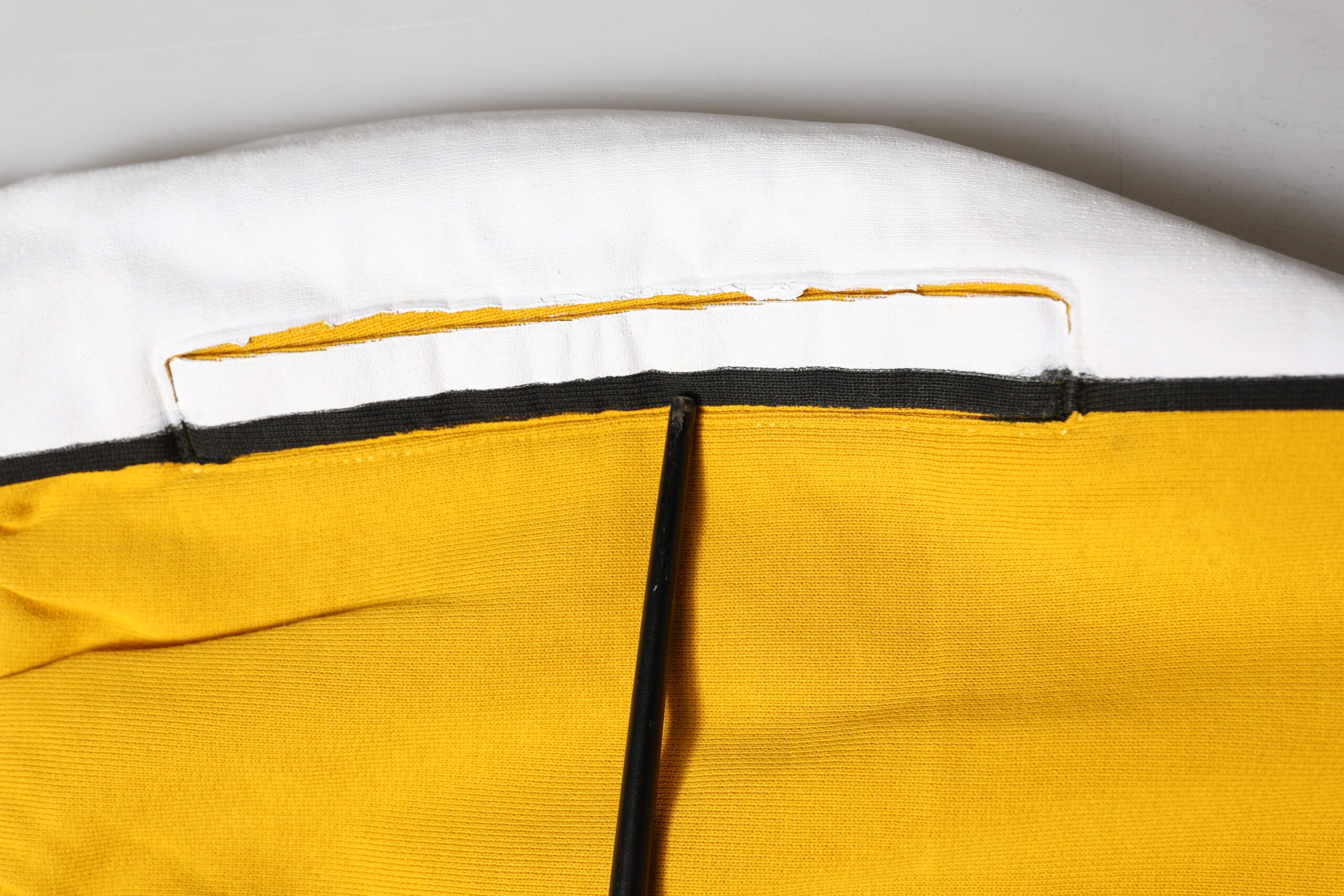 Pantalon jogger Dolce & Gabbana en coton jaune, pantalon décontracté avec taille élastique et poches latérales.