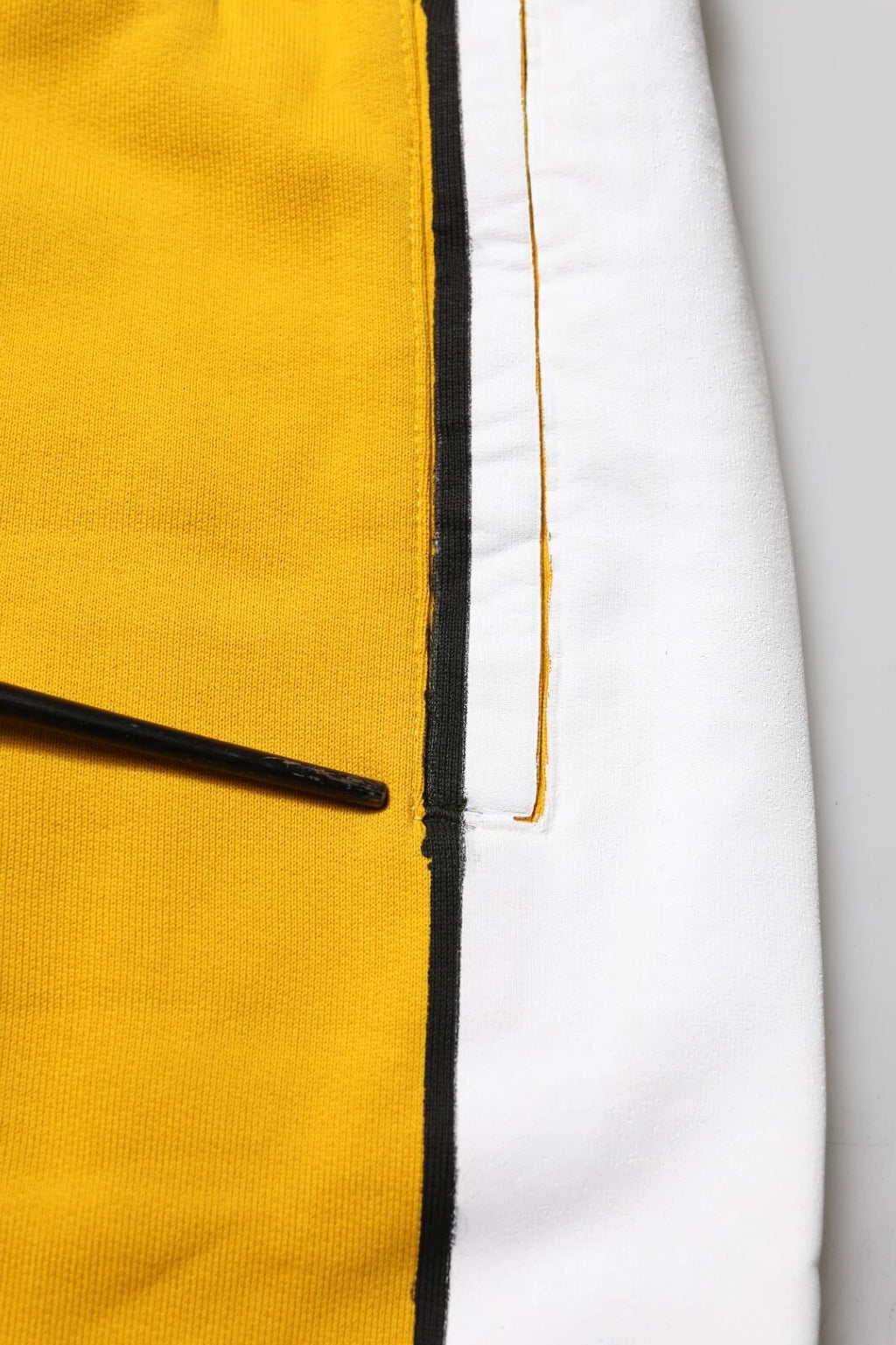 Pantalon jogger en coton jaune Dolce & Gabbana, pantalon décontracté avec ceinture elastique et style confortable.
