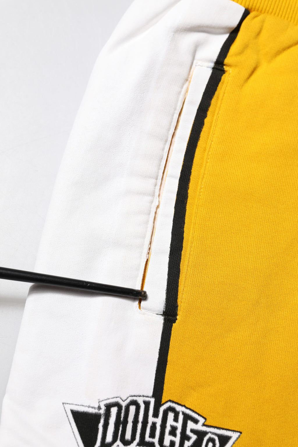 Pantalon jogger décontracté en coton jaune de Dolce & Gabbana, style casual et confortable pour homme.