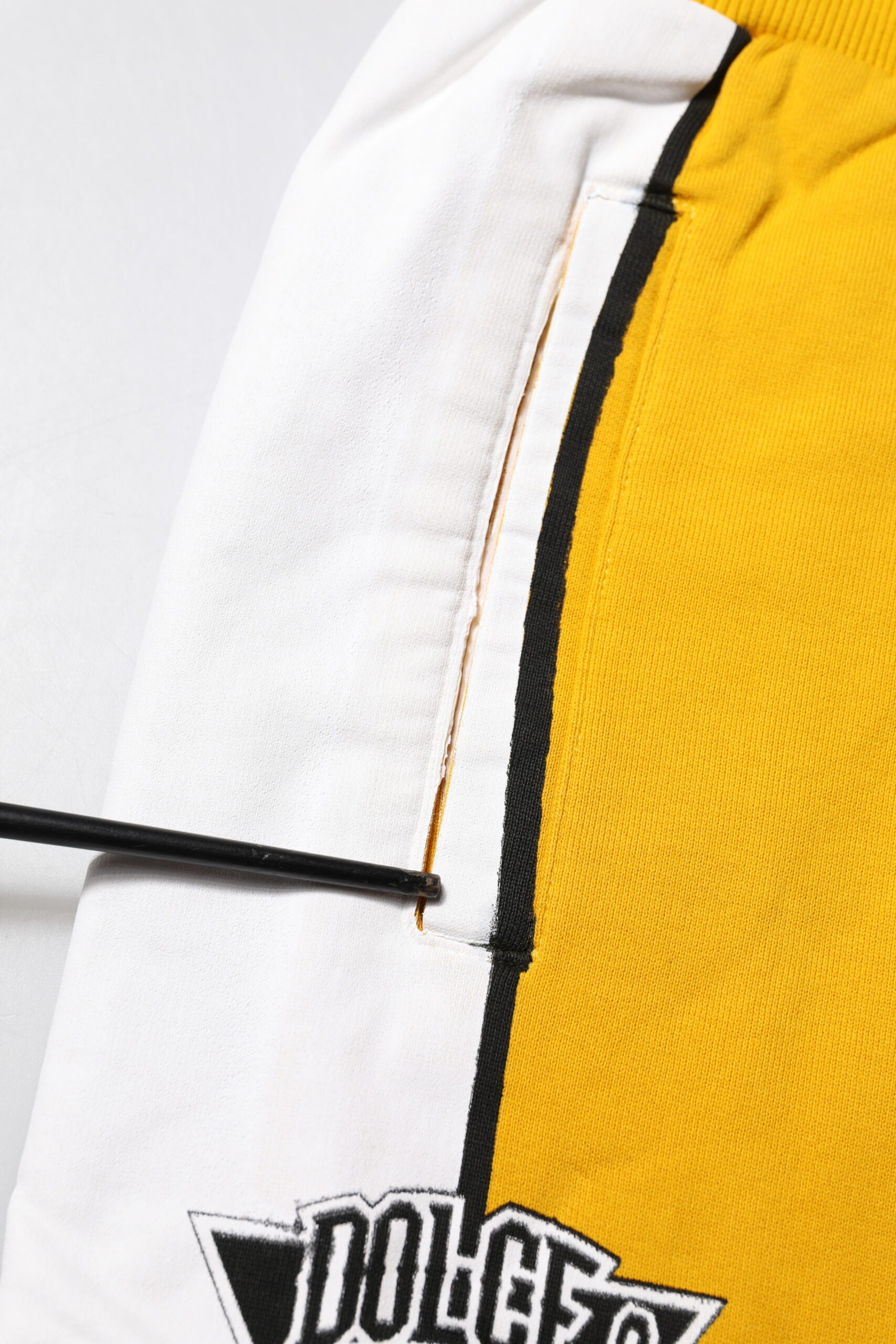 Pantalon jogger décontracté en coton jaune de Dolce & Gabbana, style casual et confortable pour homme.