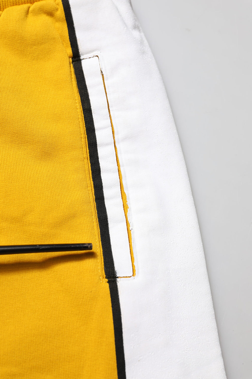 Pantalon jogger décontracté en coton jaune Dolce & Gabbana, style casual et confortable pour homme.