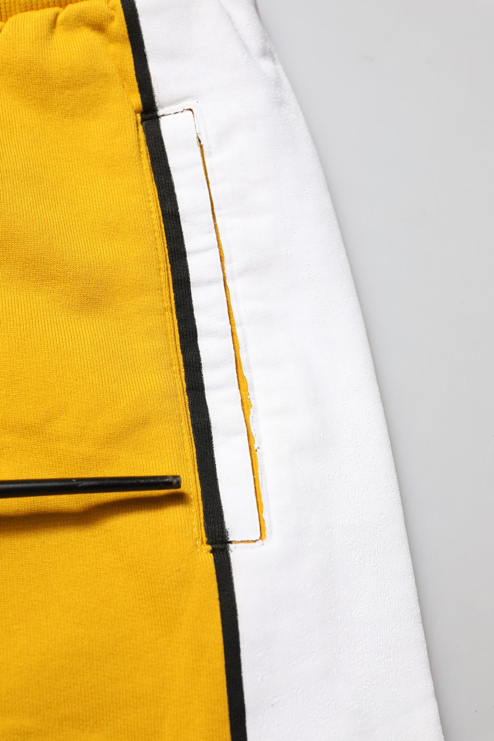 Pantalon jogger décontracté en coton jaune Dolce & Gabbana, style casual et confortable pour homme.