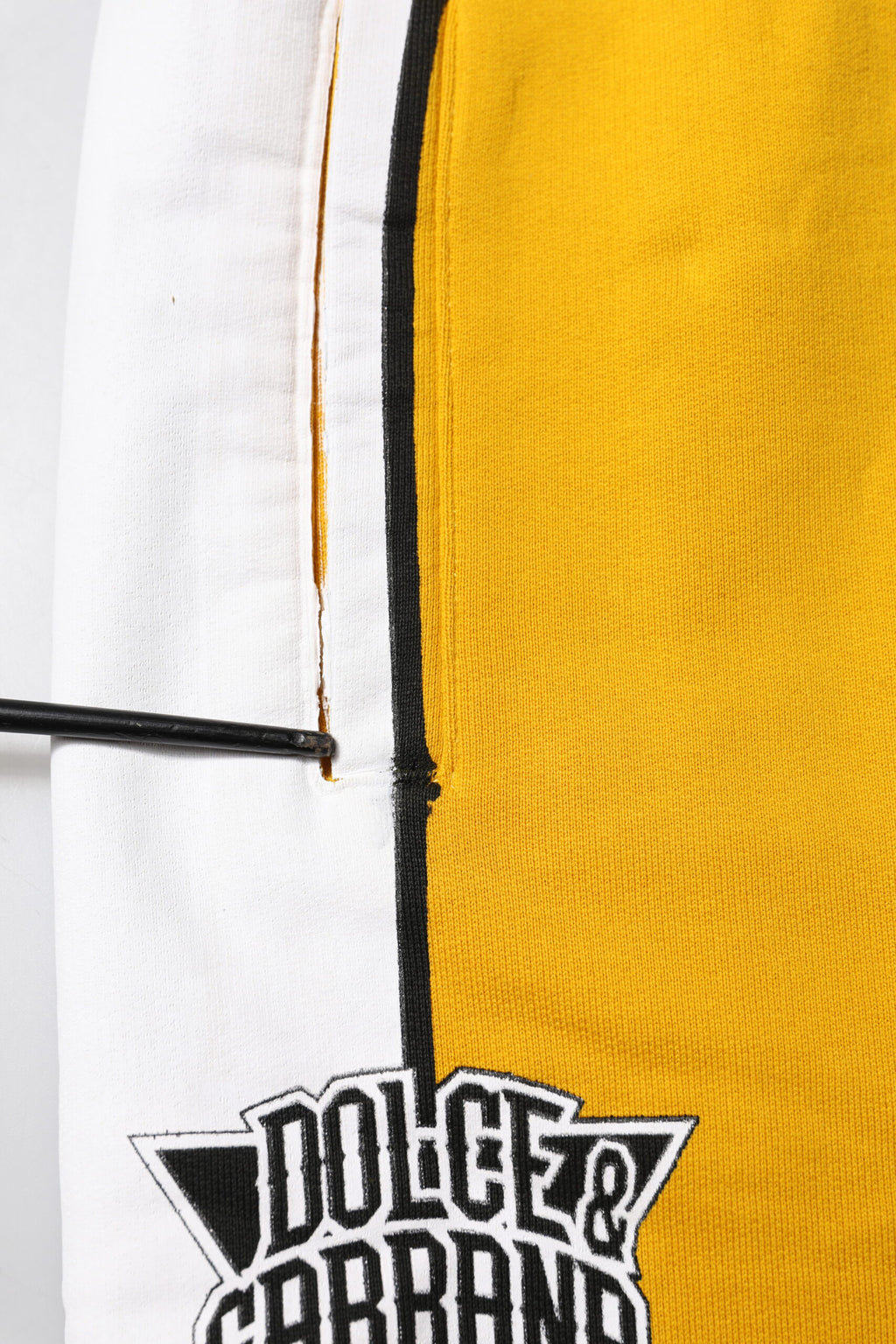 Pantalon de jogging Dolce & Gabbana jaune en coton à la coupe décontractée, style confortable et tendance.