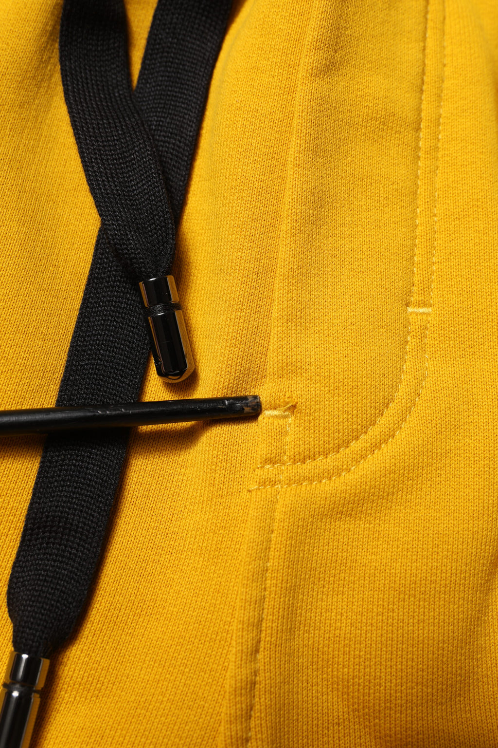 Pantalons jogger Dolce & Gabbana jaunes en coton 100%, style décontracté, vue de face sur un fond neutre.