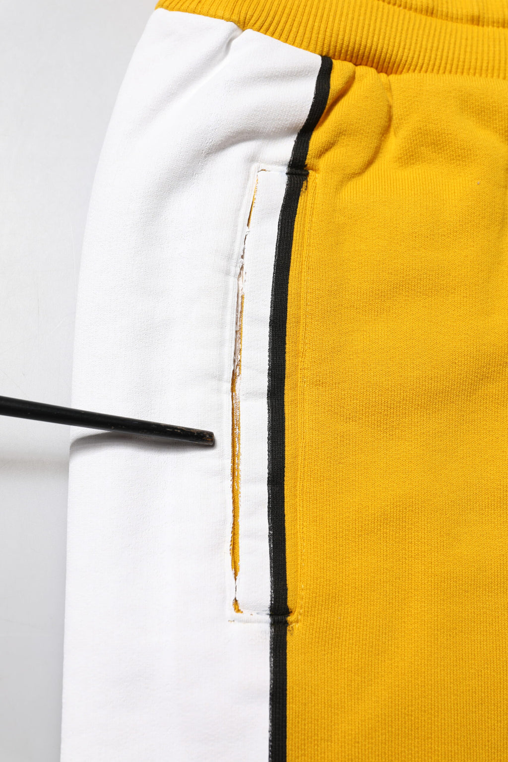 Pantalon de jogging jaune en coton Dolce & Gabbana avec logo, style décontracté et confortable, vue de face.