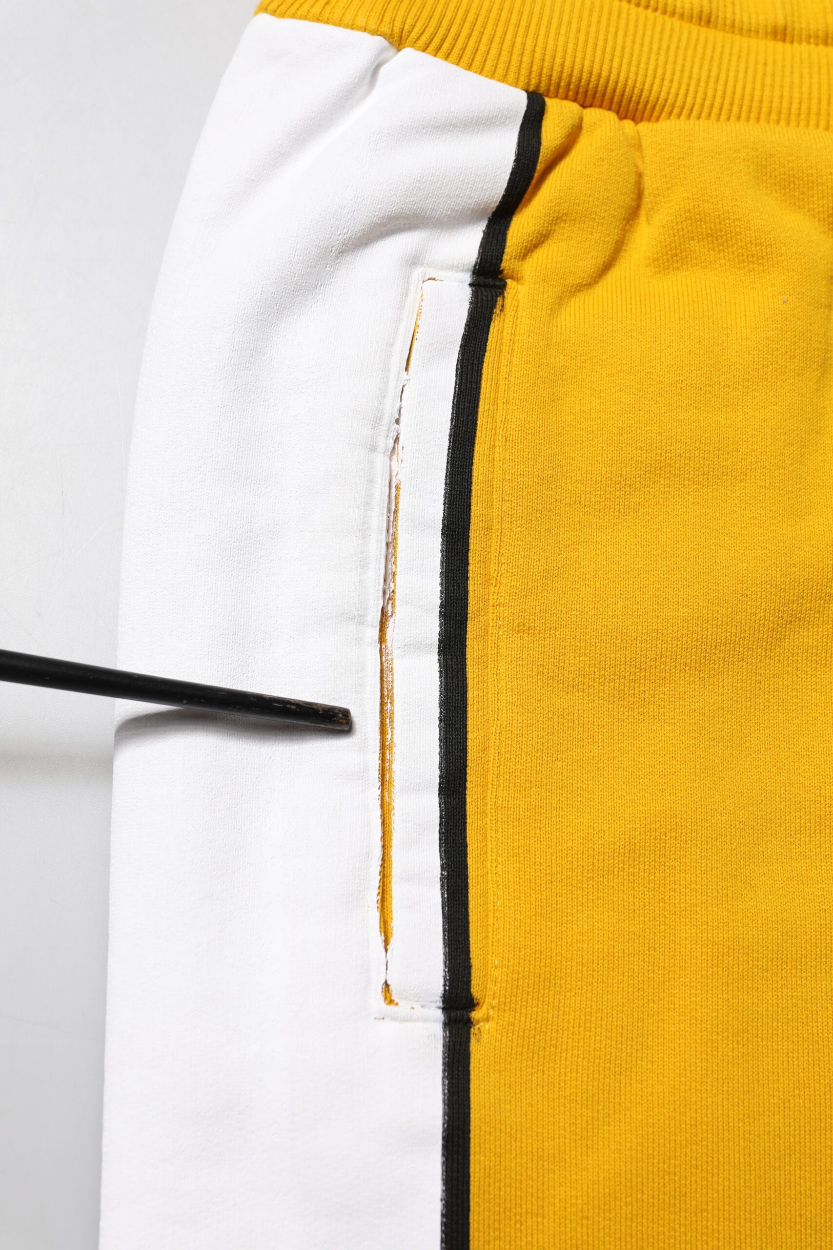 Pantalon de jogging jaune en coton Dolce & Gabbana avec logo, style décontracté et confortable, vue de face.