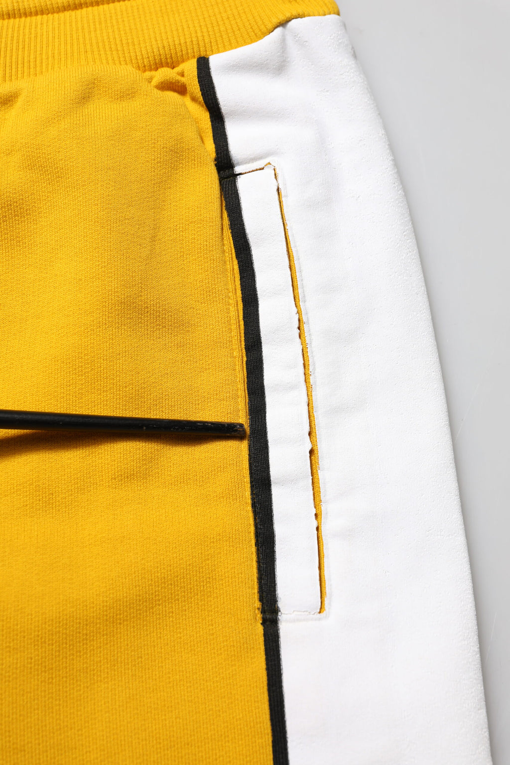 Pantalons de jogging en coton jaune Dolce & Gabbana avec logo, style décontracté et confortable, vues en gros plan.