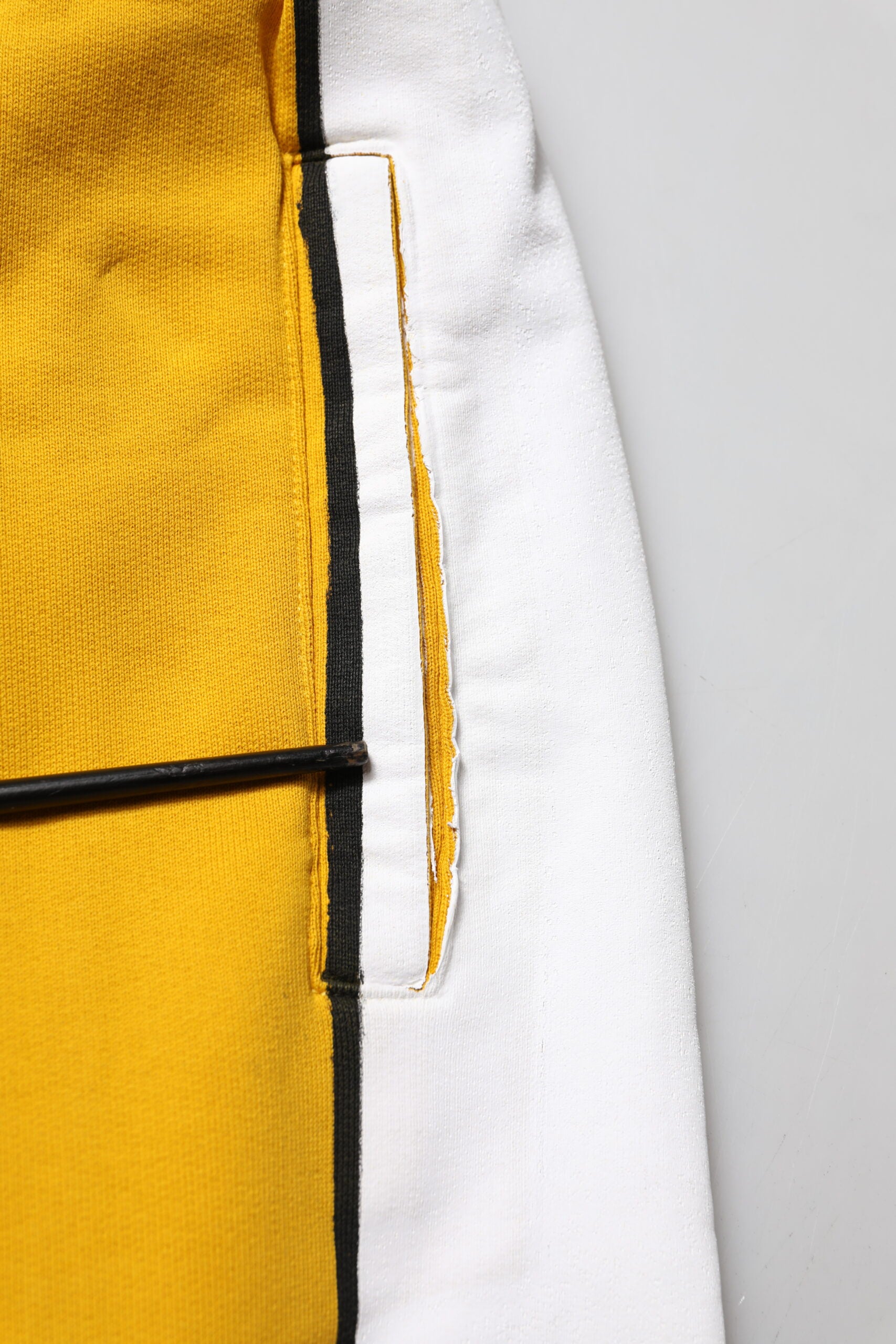 Pantalon jogger skinny en coton jaune de Dolce & Gabbana, pantalon décontracté avec taille élastique et poches latérales.