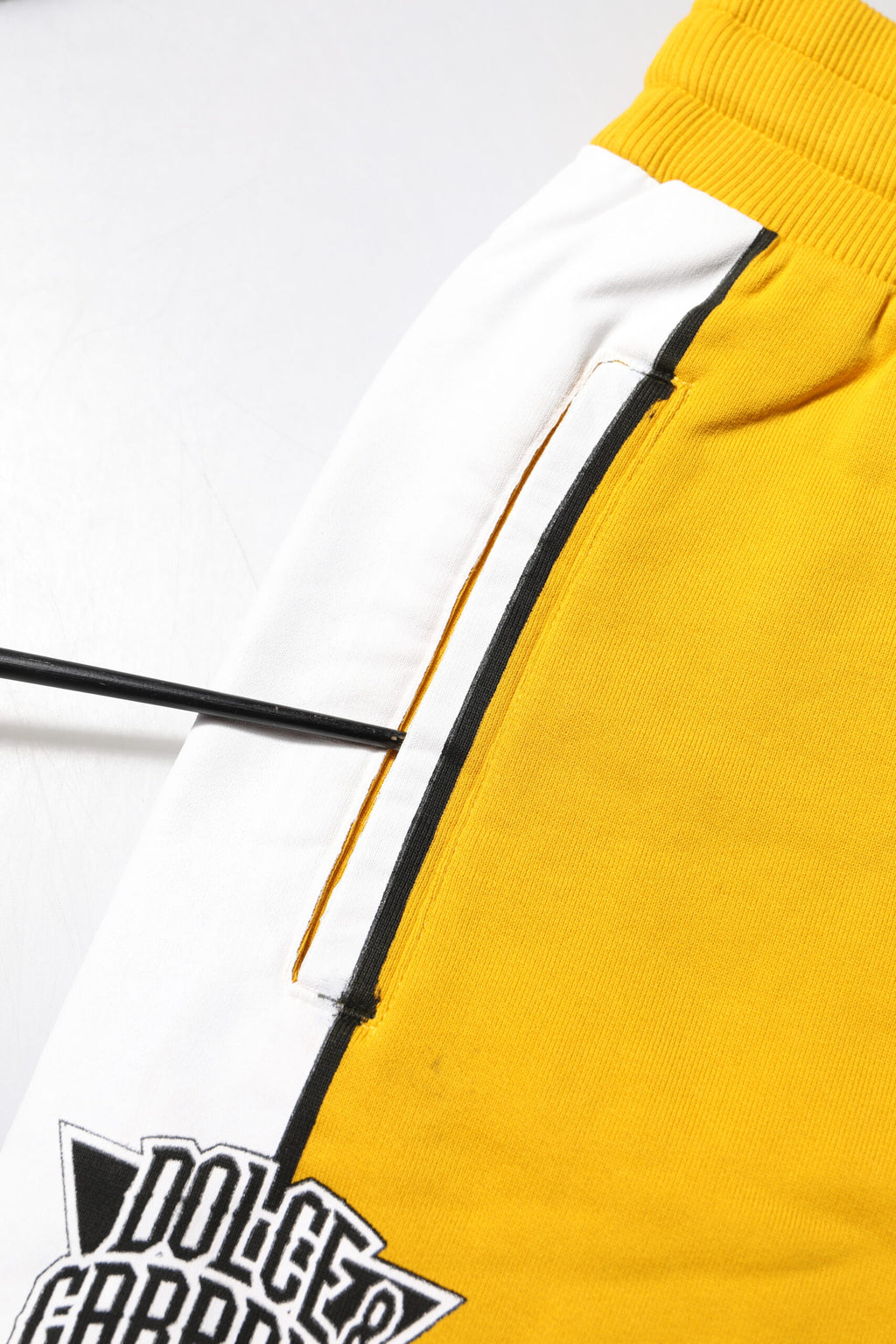 Pantalons de jogging en coton jaune imprimé Dolce & Gabbana, style décontracté avec ceinture élastique et poches latérales.