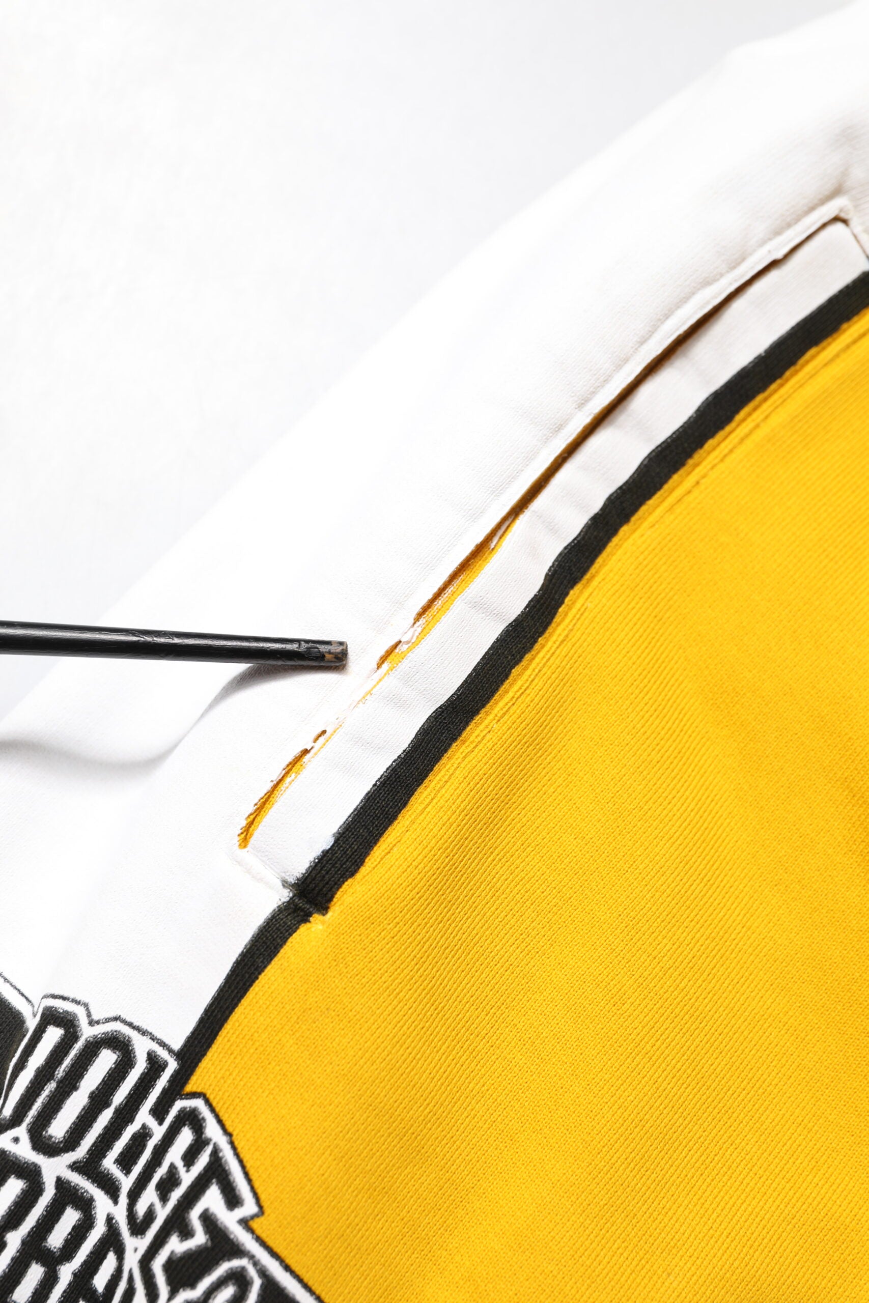 Pantalon de jogging en coton jaune Dolce & Gabbana avec logo, look décontracté et confortable, vue de face.