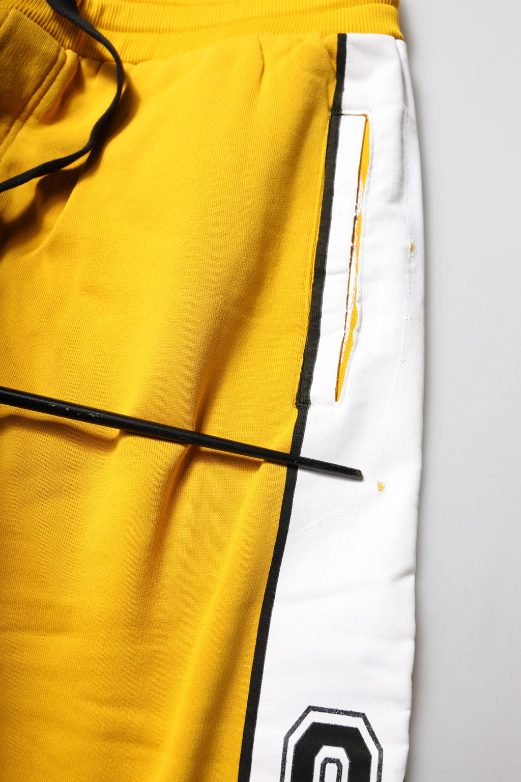Pantalon jogging Dolce & Gabbana en coton jaune avec motif imprimé, pantalon de sport confortable pour homme.