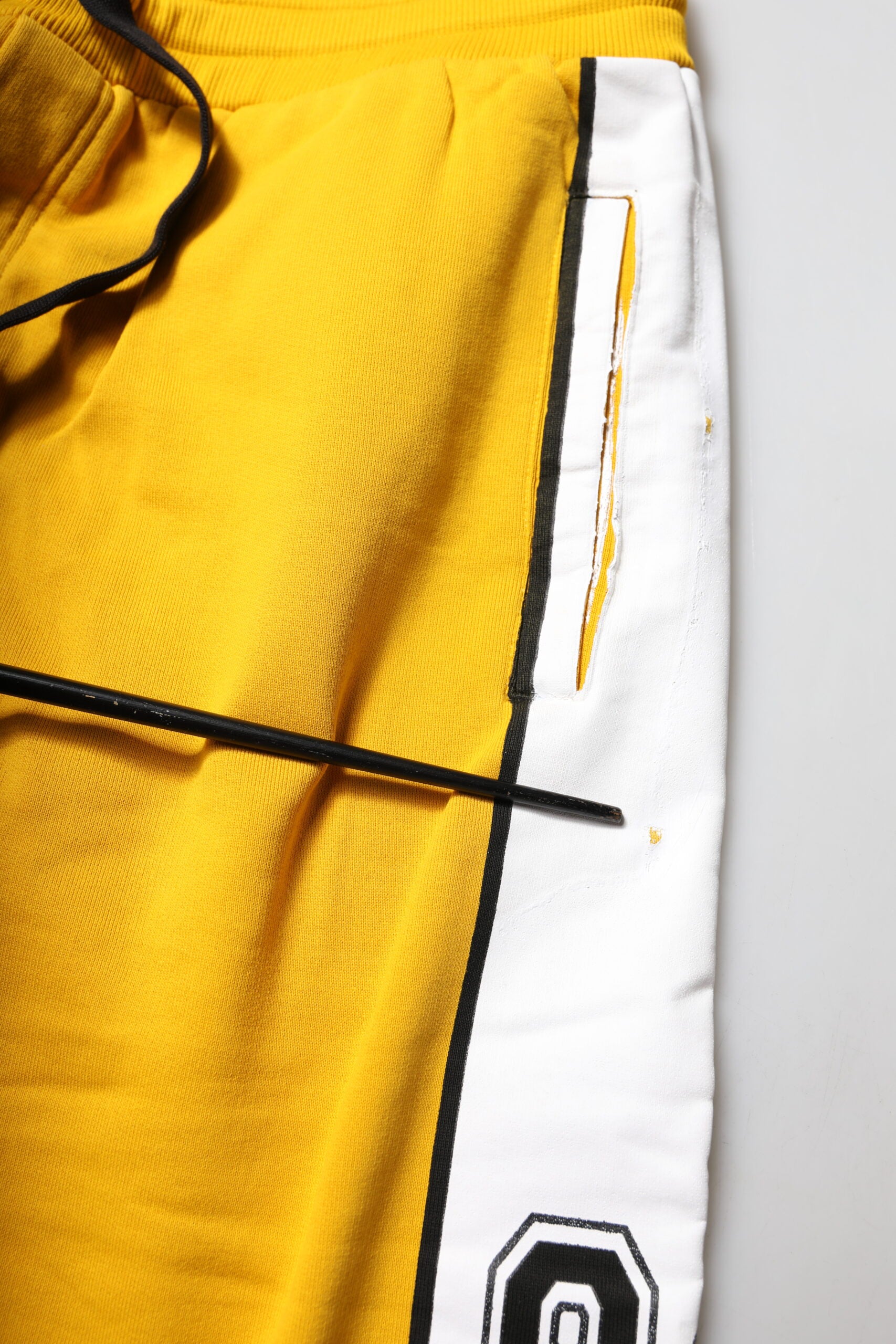 Pantalon jogging Dolce & Gabbana en coton jaune avec motif imprimé, pantalon de sport confortable pour homme.
