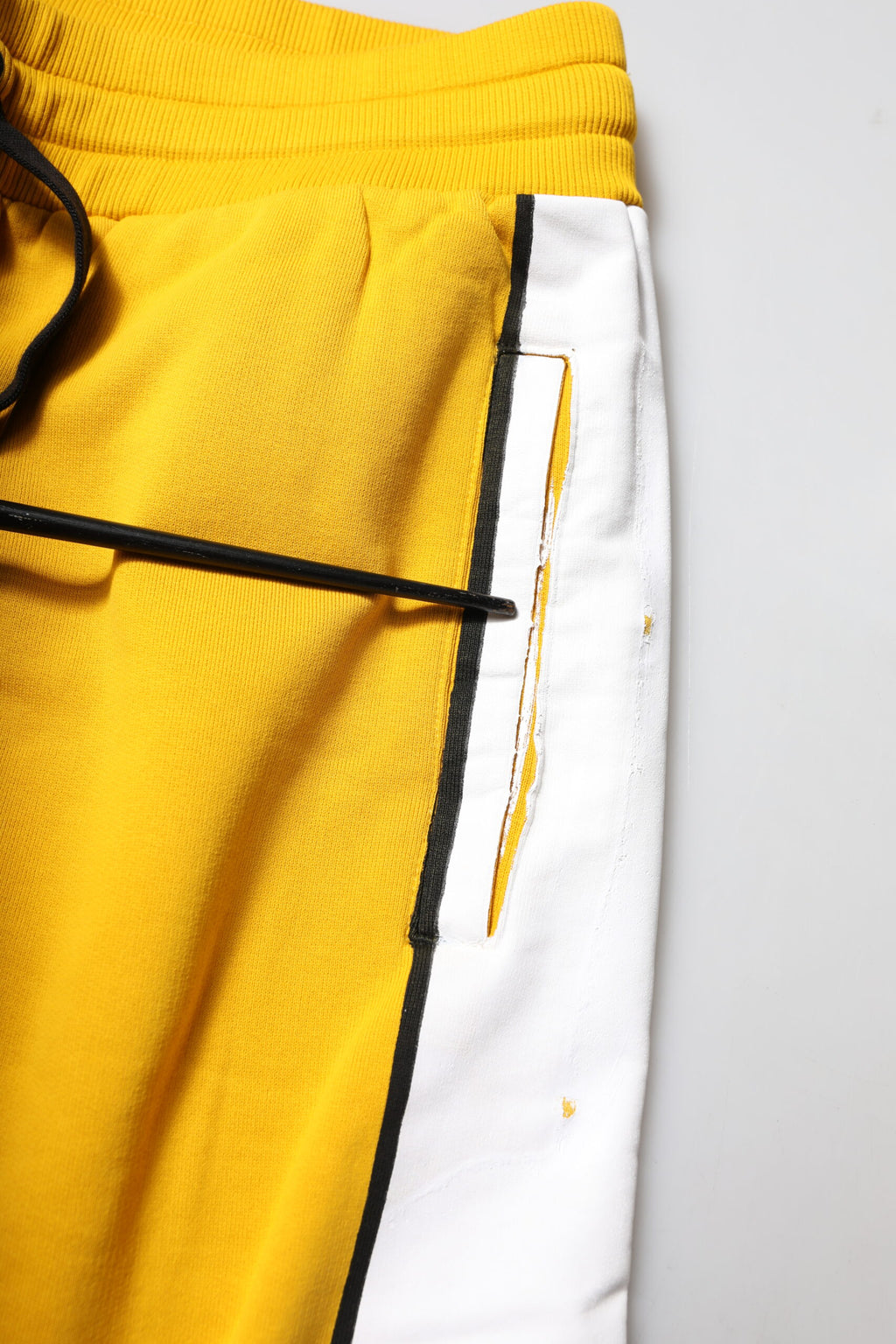 Pantalon de jogging Dolce & Gabbana en coton jaune avec imprimé floral, style décontracté et confortable pour homme.
